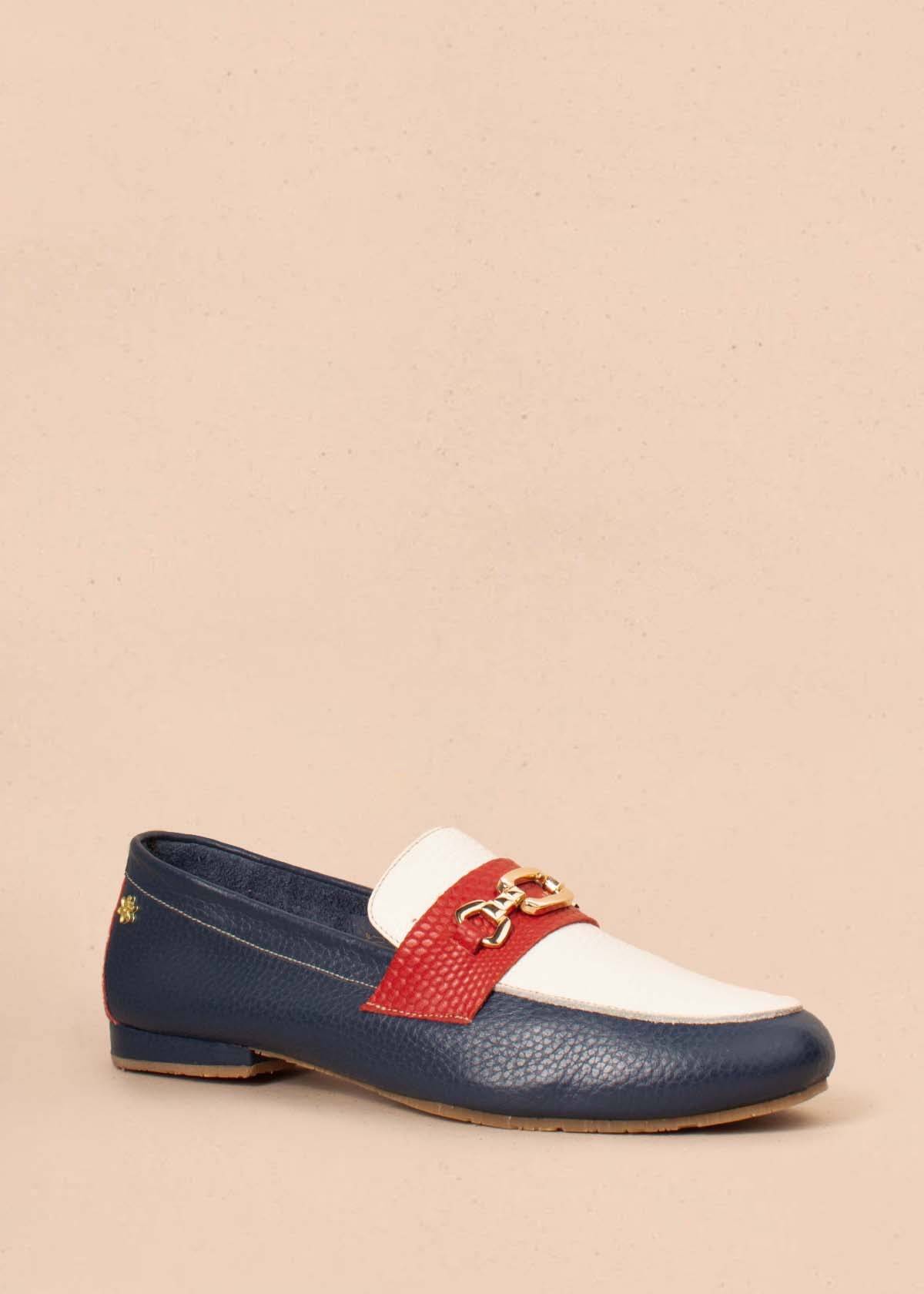Mocasines en cuero color azul con antifaz rojo y aplique dorado 104452