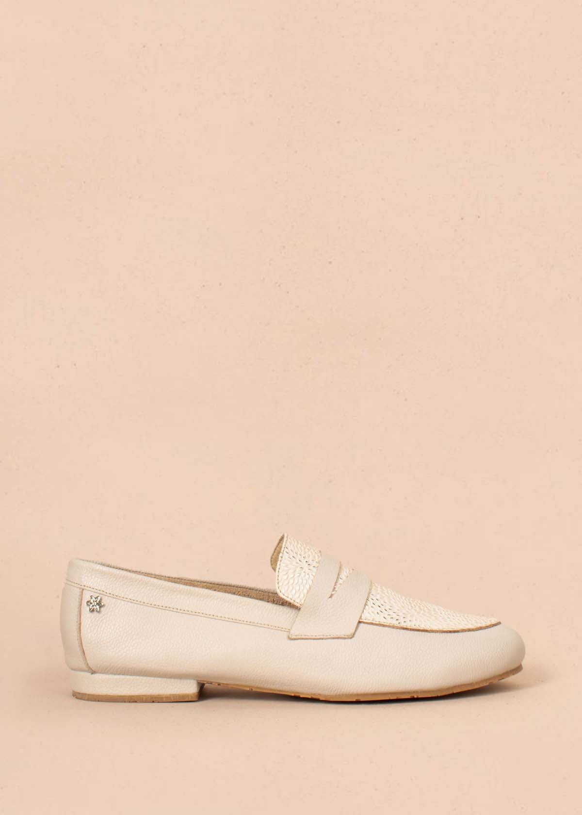 Mocasines en cuero color beige con folia 104453