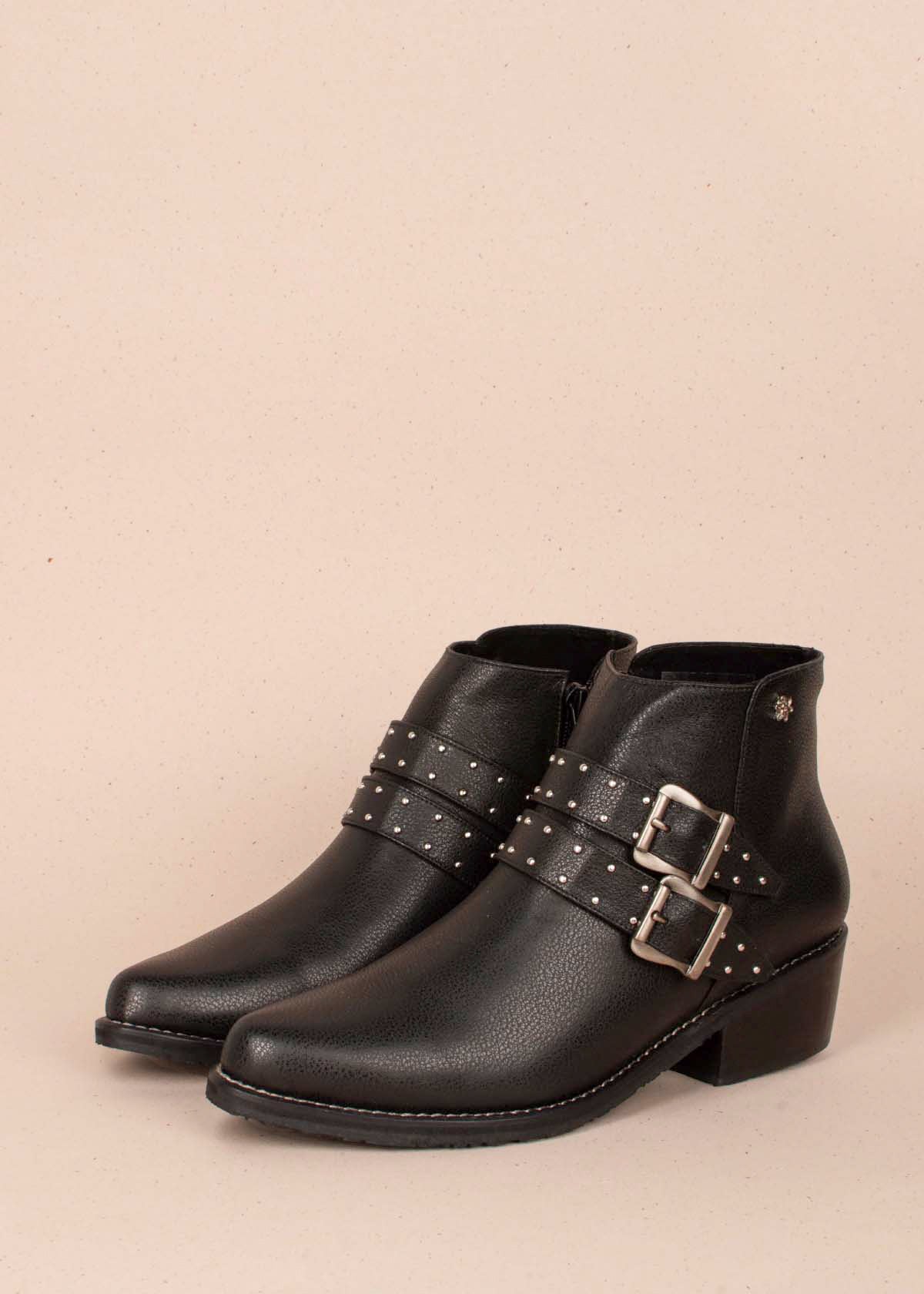 Botines en cuero color negro con correas y taches 104456