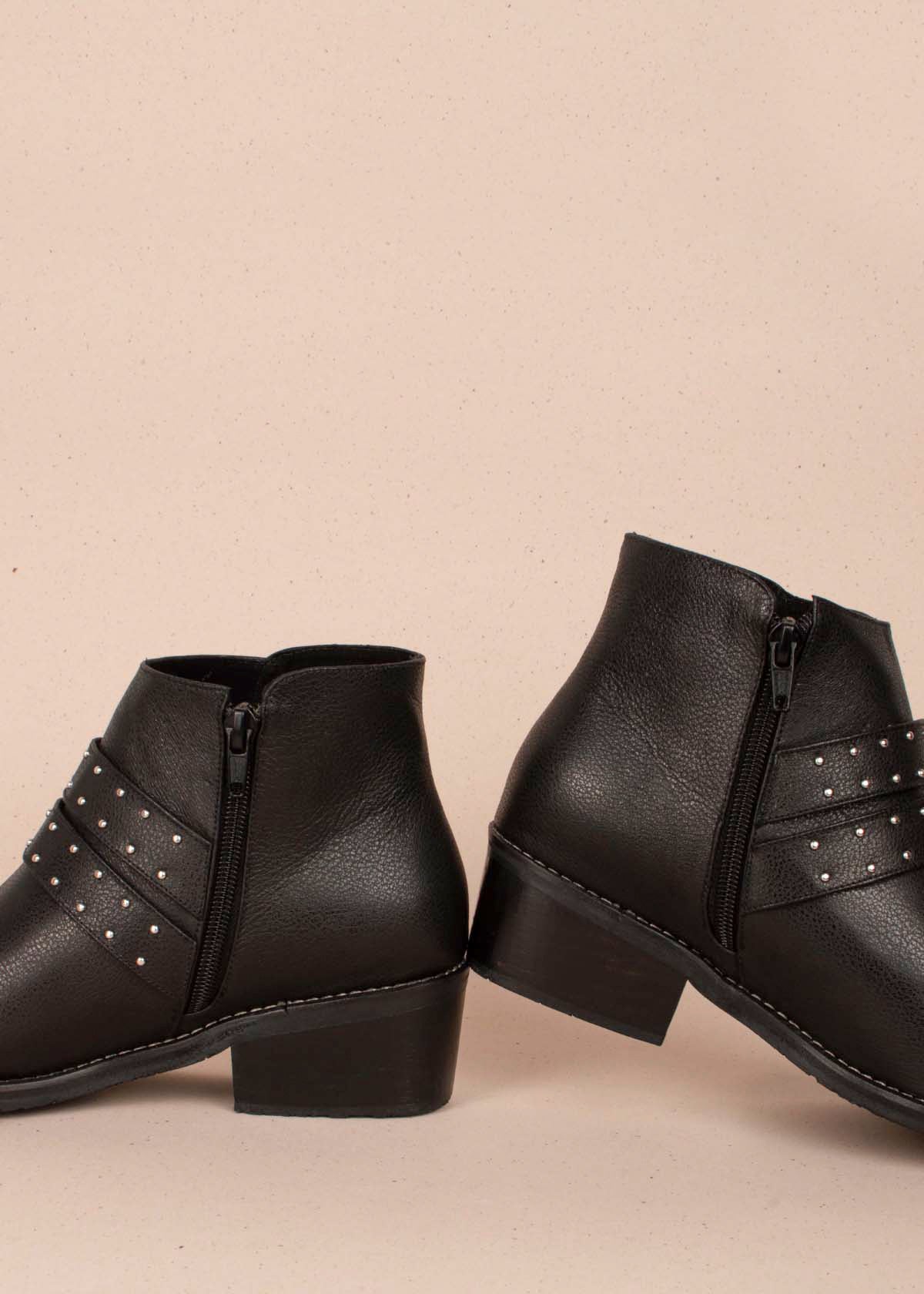 Botines en cuero color negro con correas y taches 104456