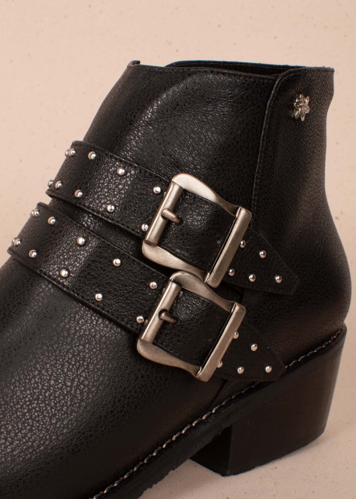 Botines en cuero color negro con correas y taches 104456