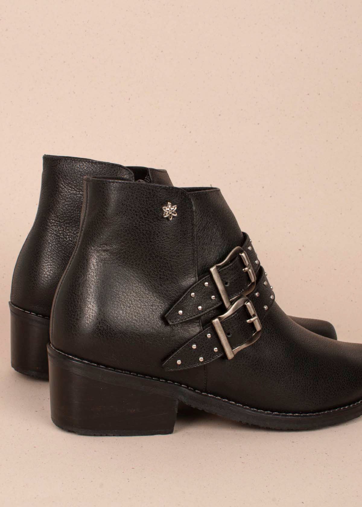Botines en cuero color negro con correas y taches 104456