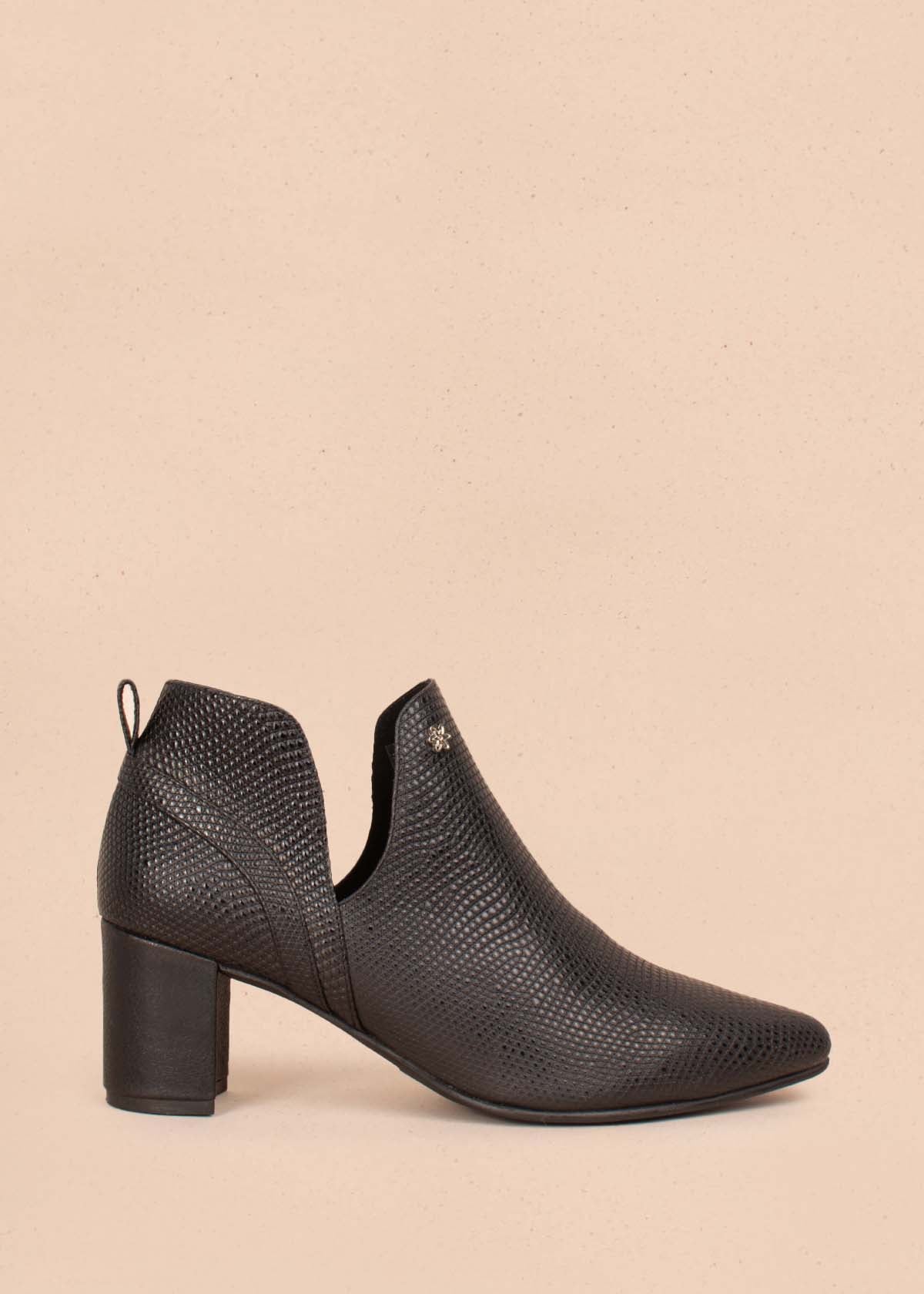 Botines en cuero color negro con textura tipo croco 104459