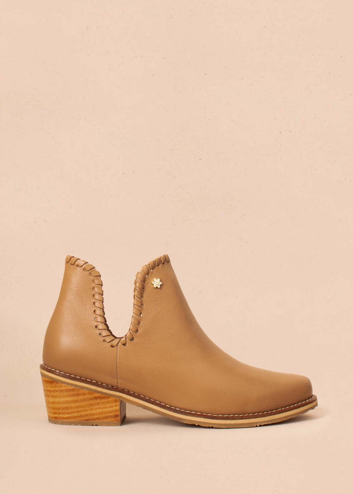Botines en cuero color miel con aberturas laterales 104461