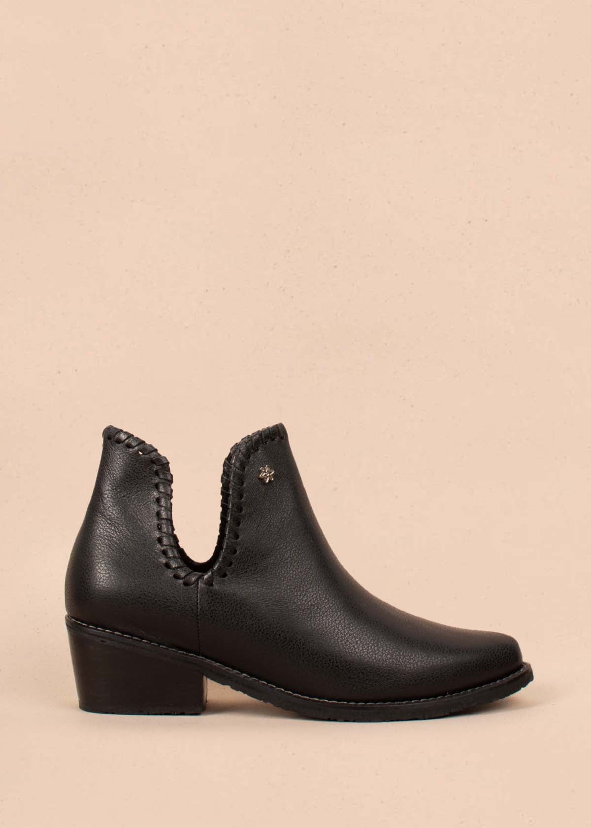 Botines en cuero color negro con aberturas laterales 104461