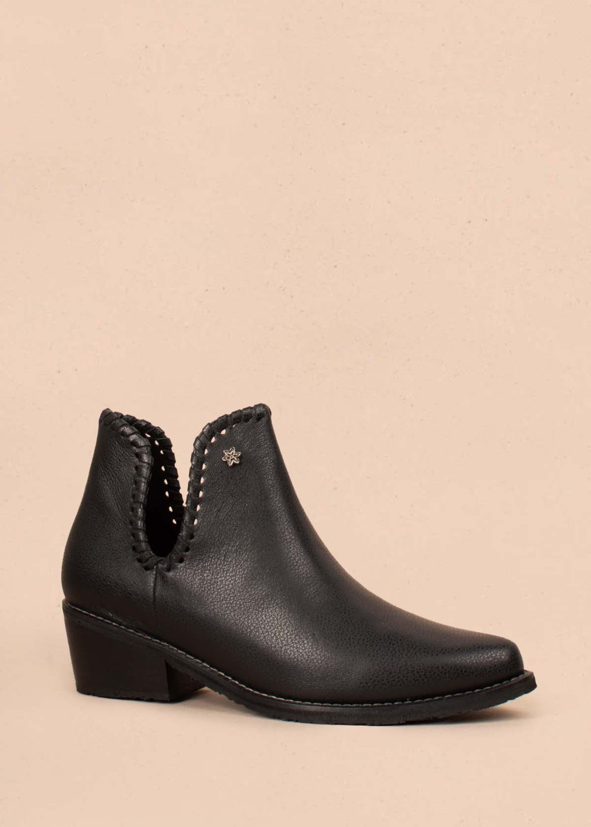 Botines en cuero color negro con aberturas laterales 104461
