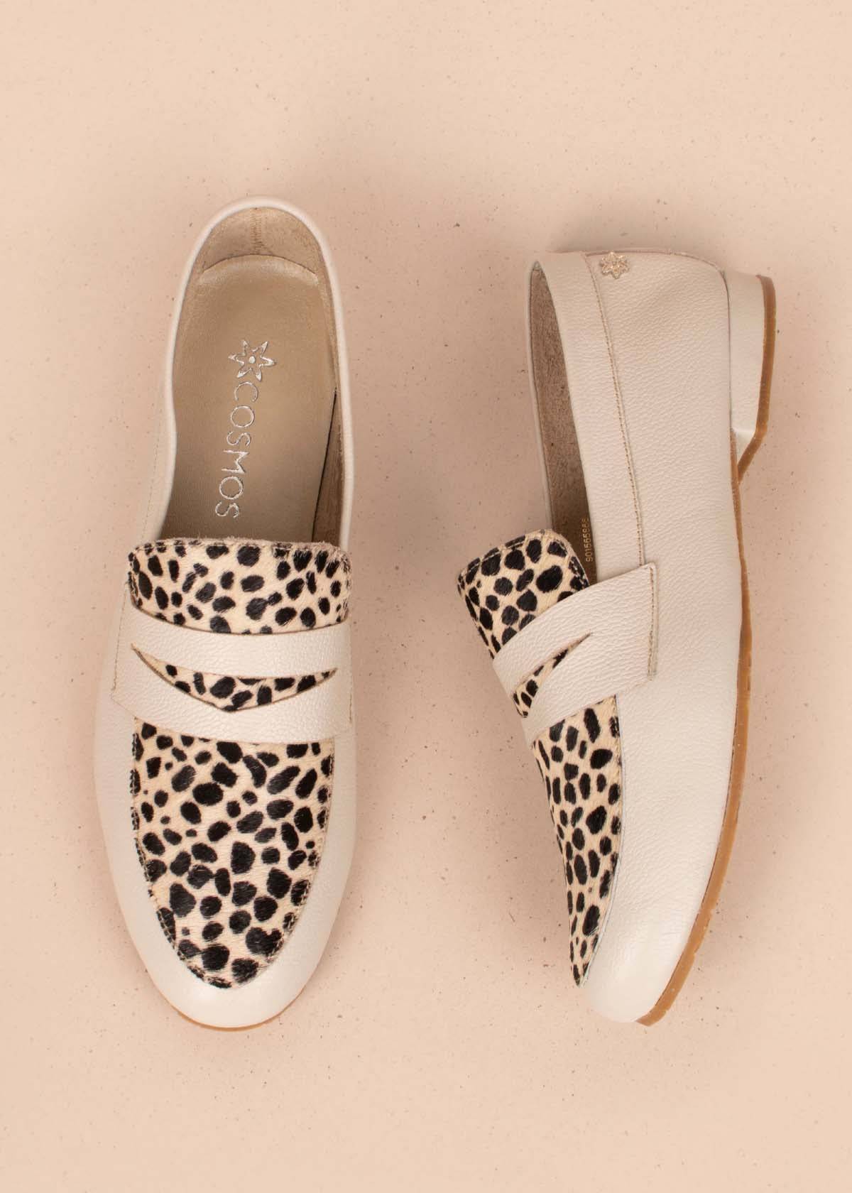Mocasines en cuero color beige y cuero con pelo animal print 104462