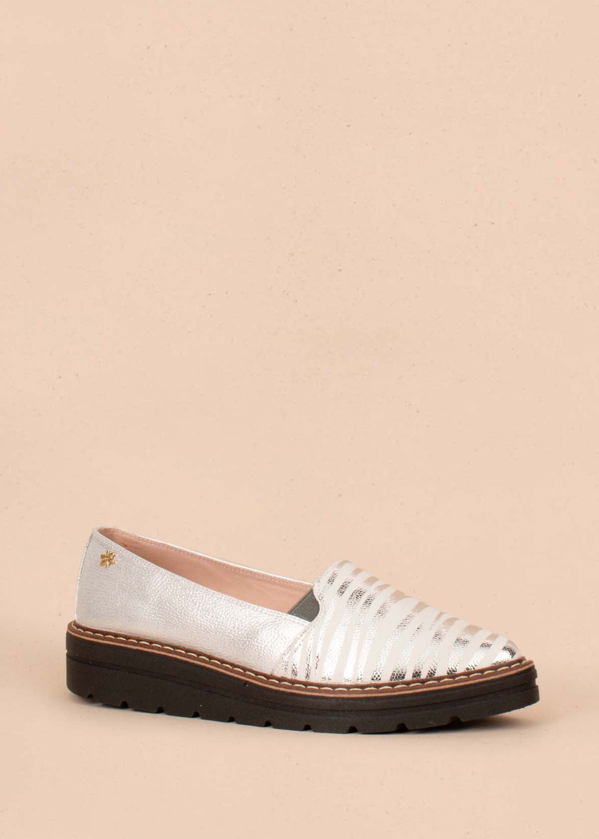 Zapatos cerrados en cuero color plata con folia en puntera 104466
