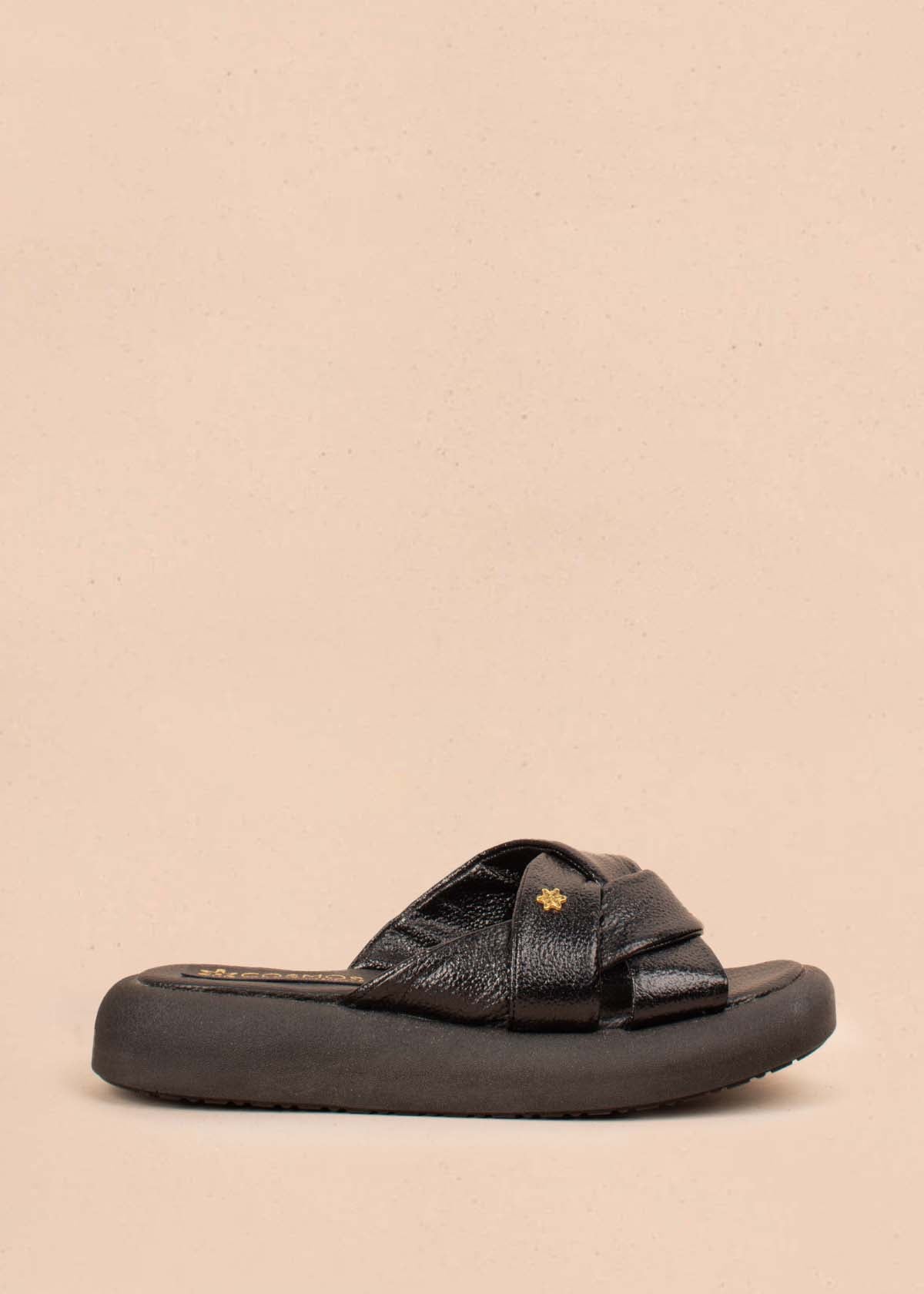 Sandalias planas en cuero color negro con correas cruzadas 104469