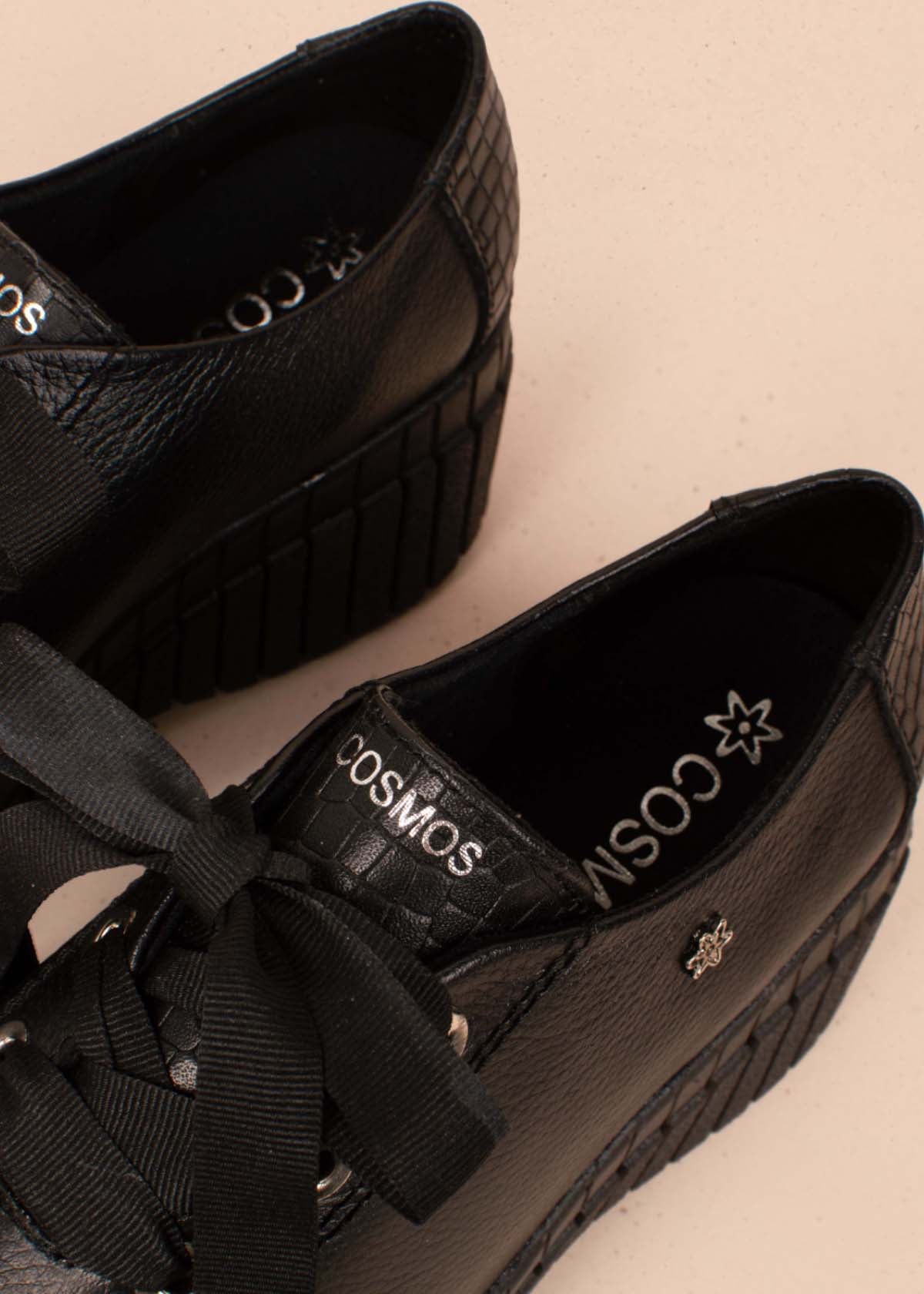 Ataduras en cuero color negro con textura tipo croco 104476