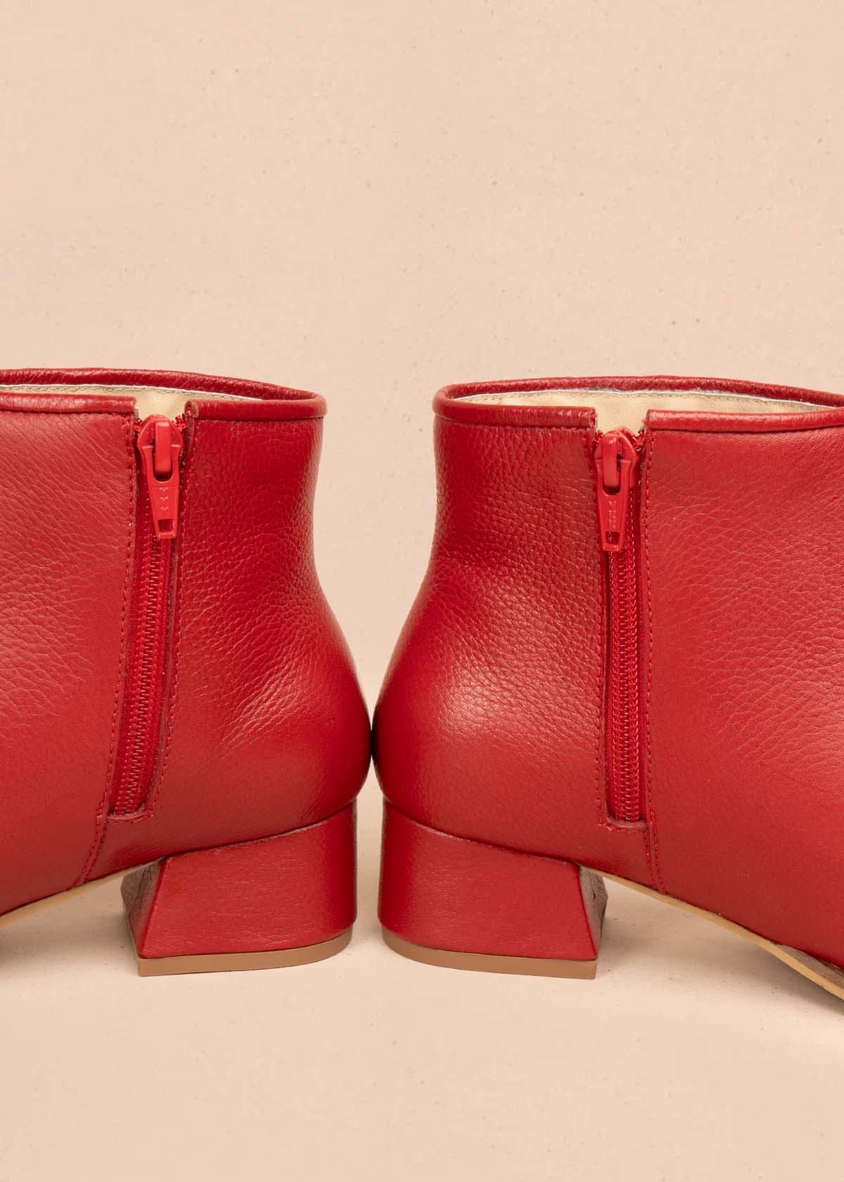 Botines en cuero color rojo con cierre lateral 104478
