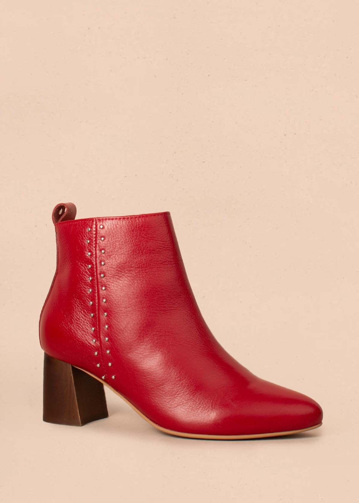 Botines en cuero color rojo con taches y cierre lateral 104483
