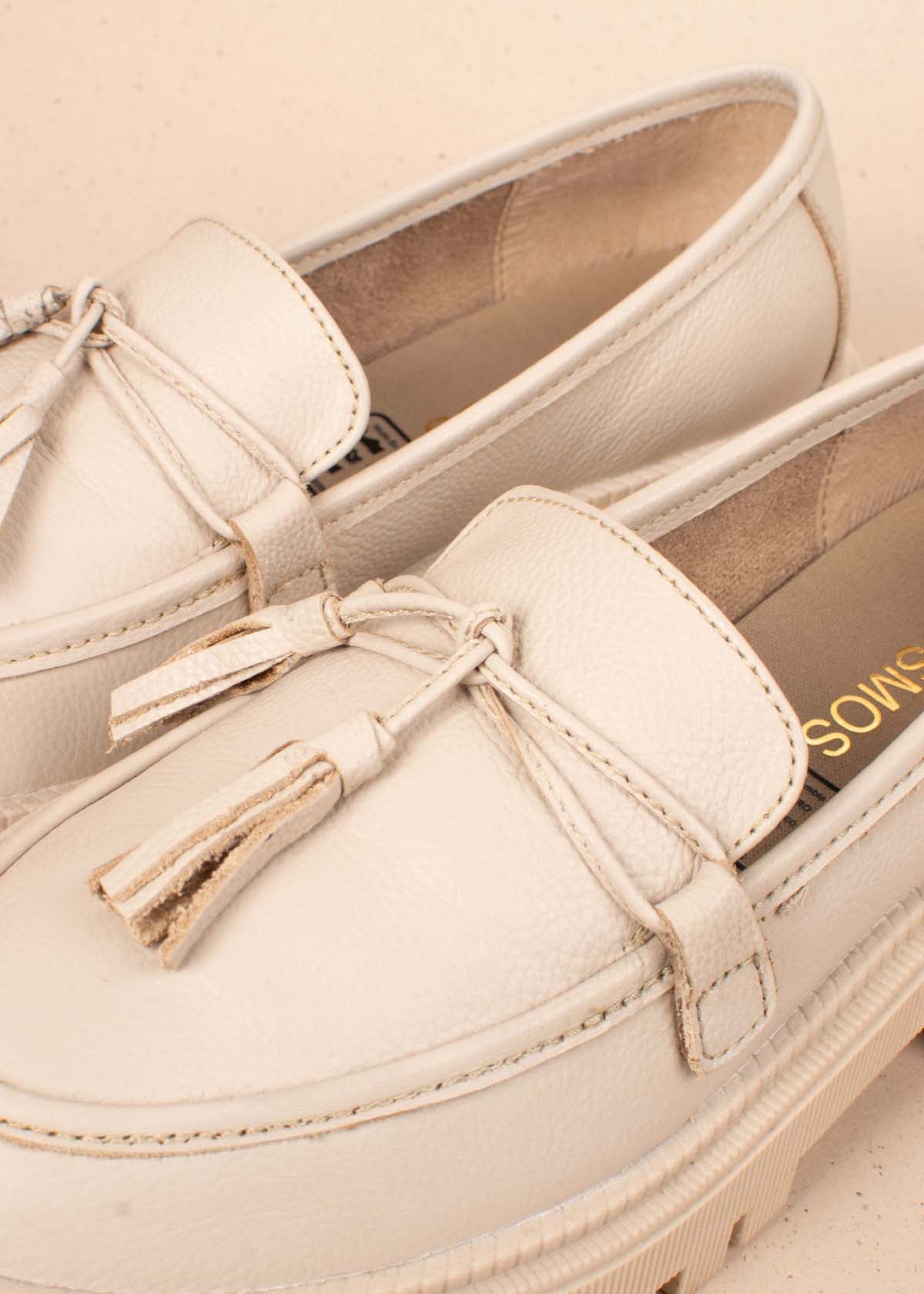 Mocasines en cuero color beige con penacho 104485