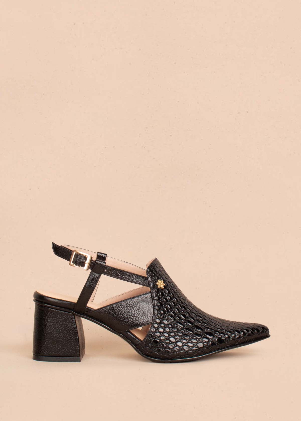 Tacones trabilla en cuero color negro con texturizado 104486