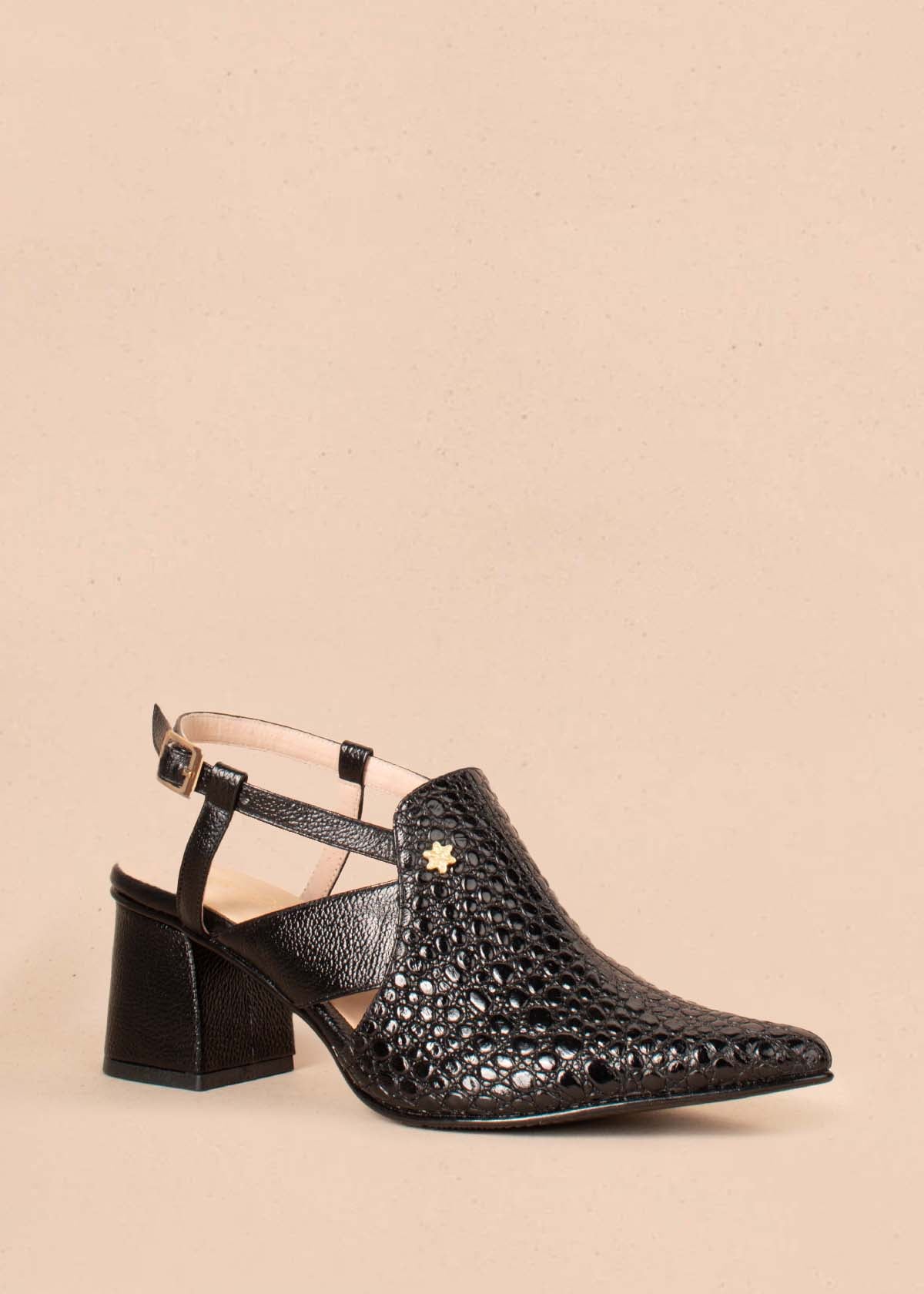 Tacones trabilla en cuero color negro con texturizado 104486