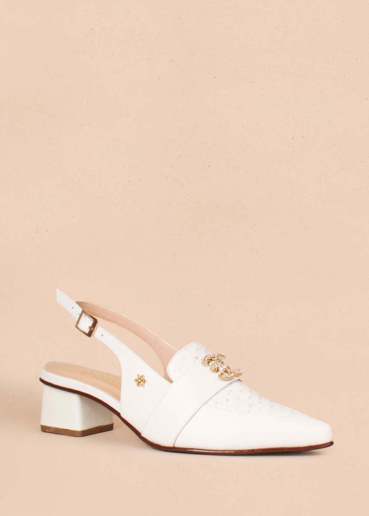 Tacones trabilla en cuero color blanco con texturizado y aplique dorado 104488