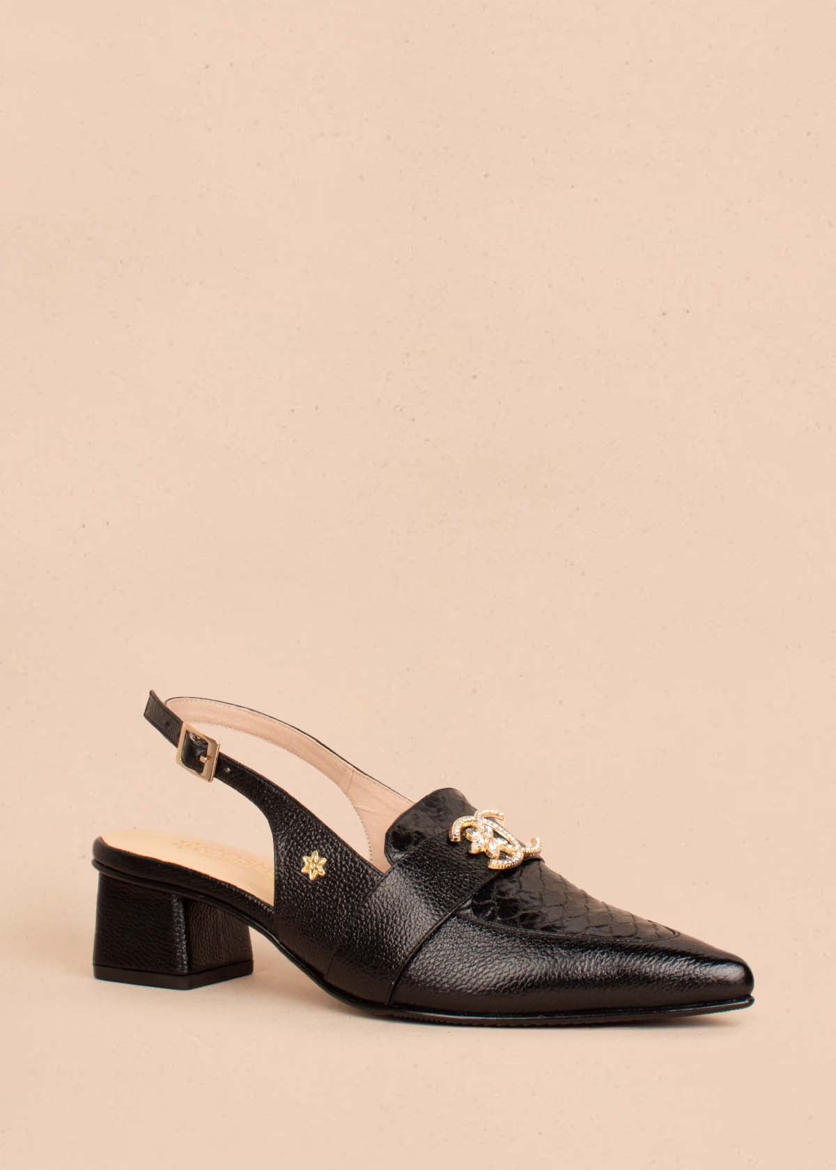 Tacones trabilla en cuero color negro con texturizado y aplique dorado 104488