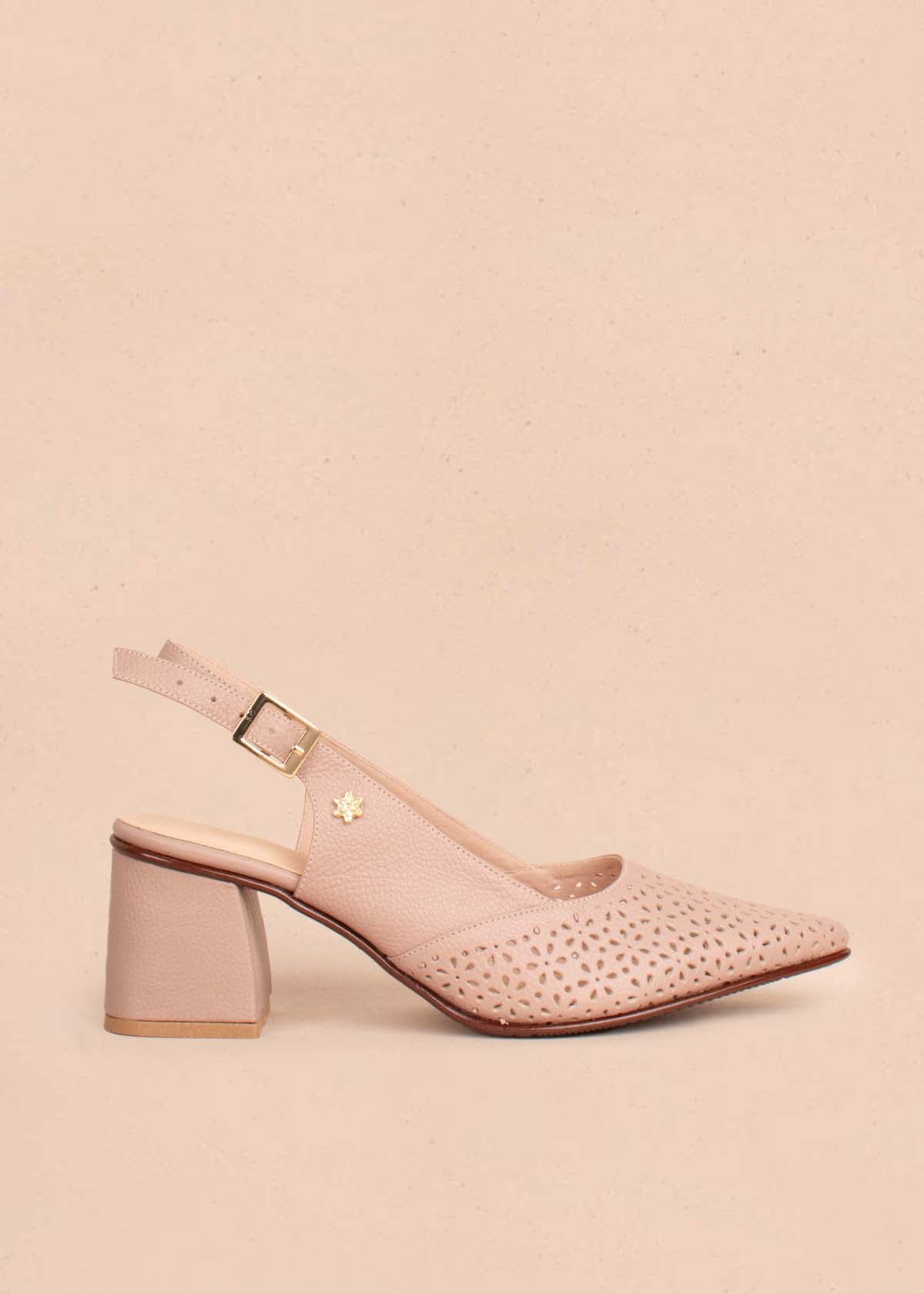 Tacones trabilla en cuero color taupe con perforaciones 104490
