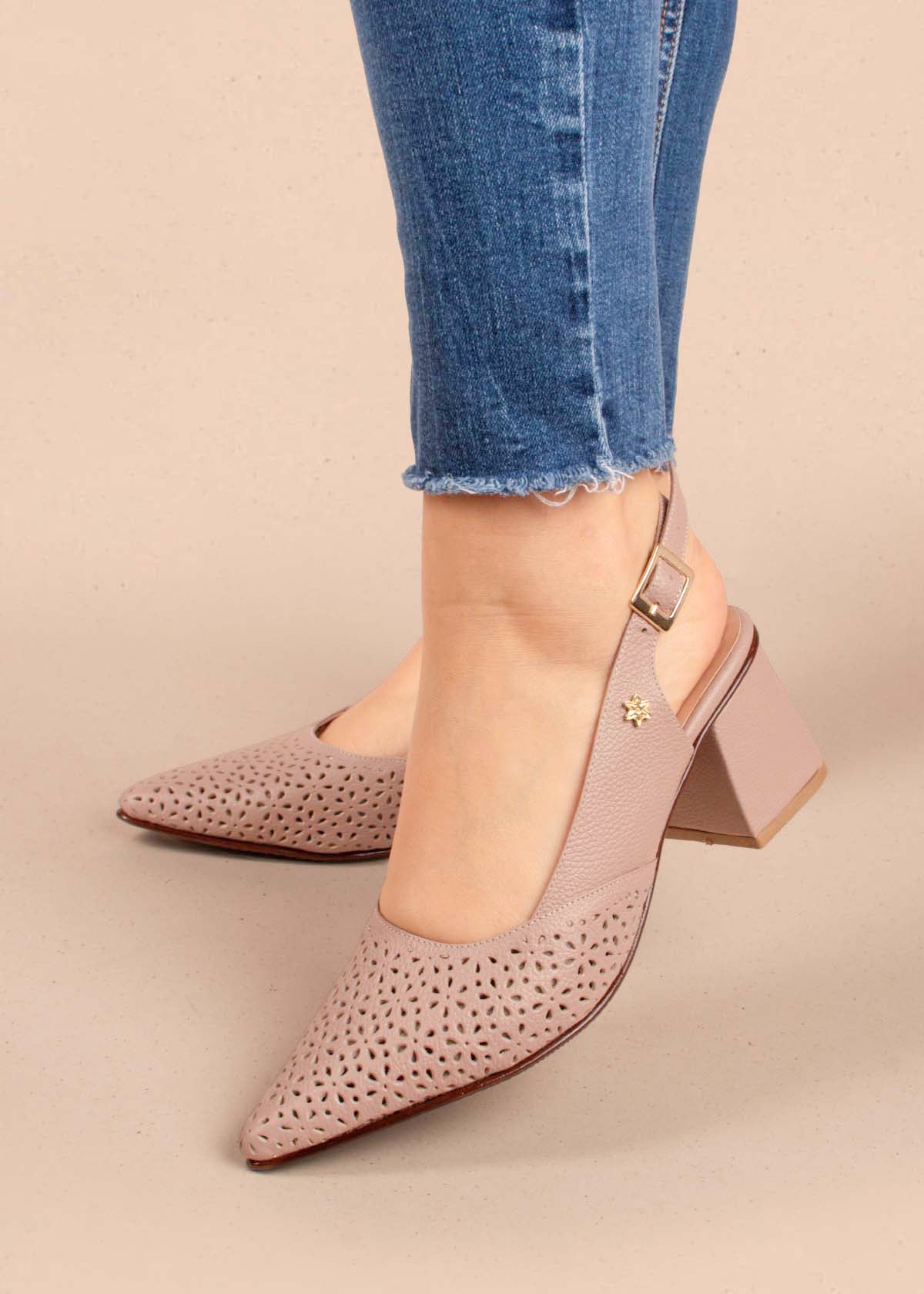 Tacones trabilla en cuero color taupe con perforaciones 104490