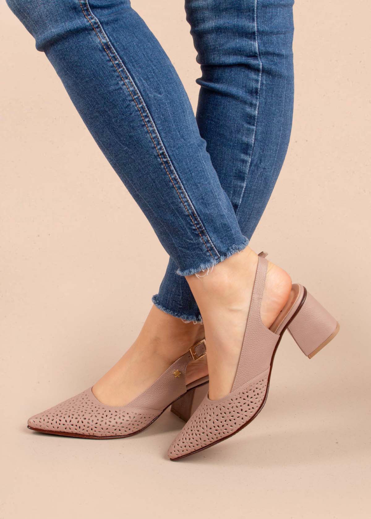 Tacones trabilla en cuero color taupe con perforaciones 104490