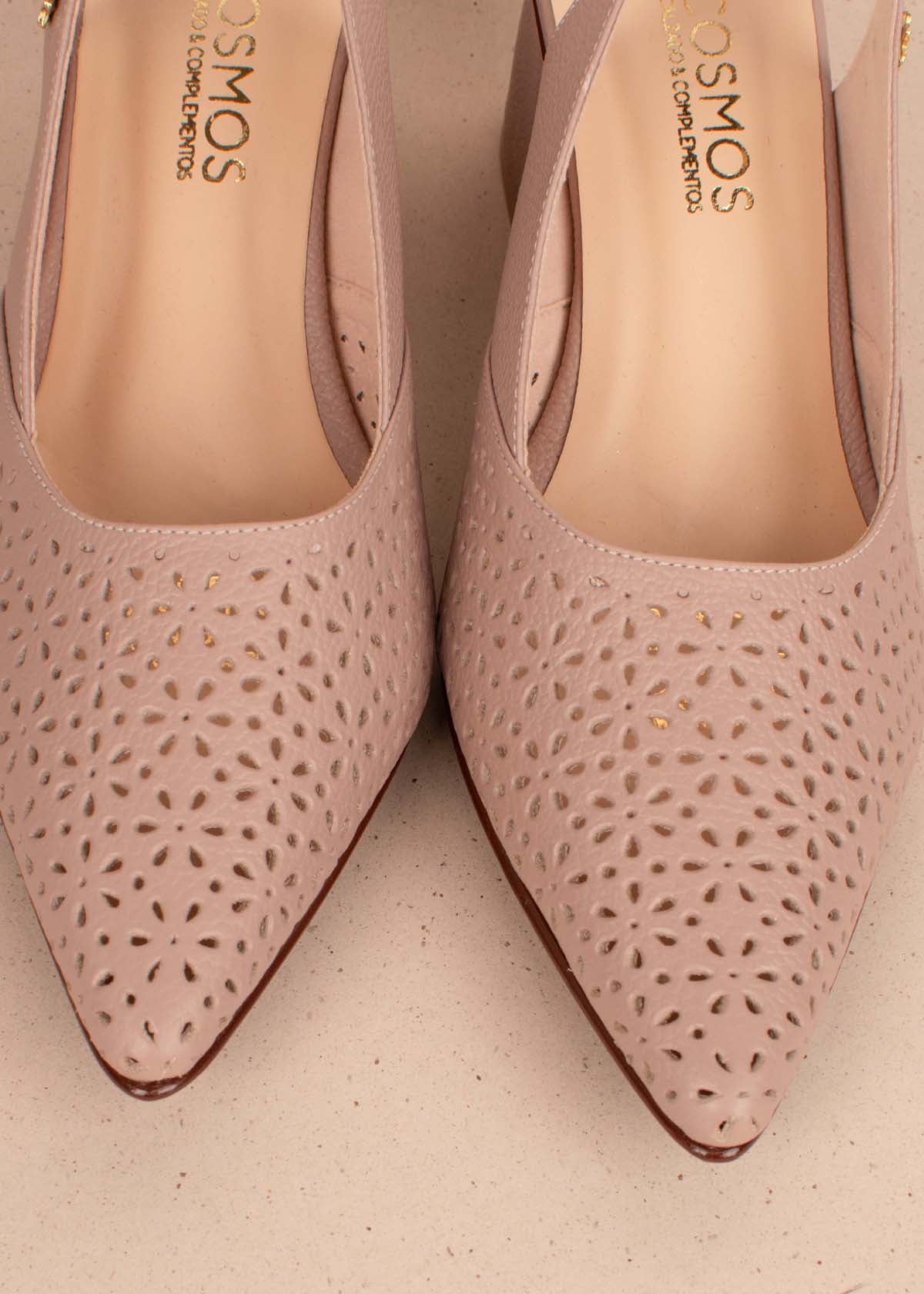 Tacones trabilla en cuero color taupe con perforaciones 104490