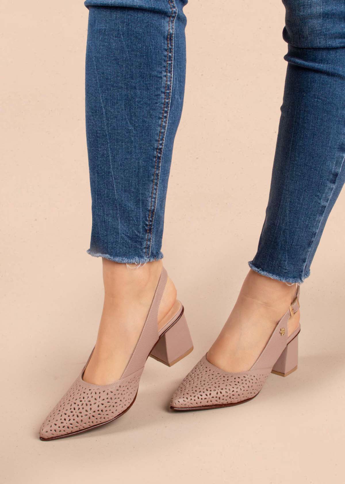 Tacones trabilla en cuero color taupe con perforaciones 104490