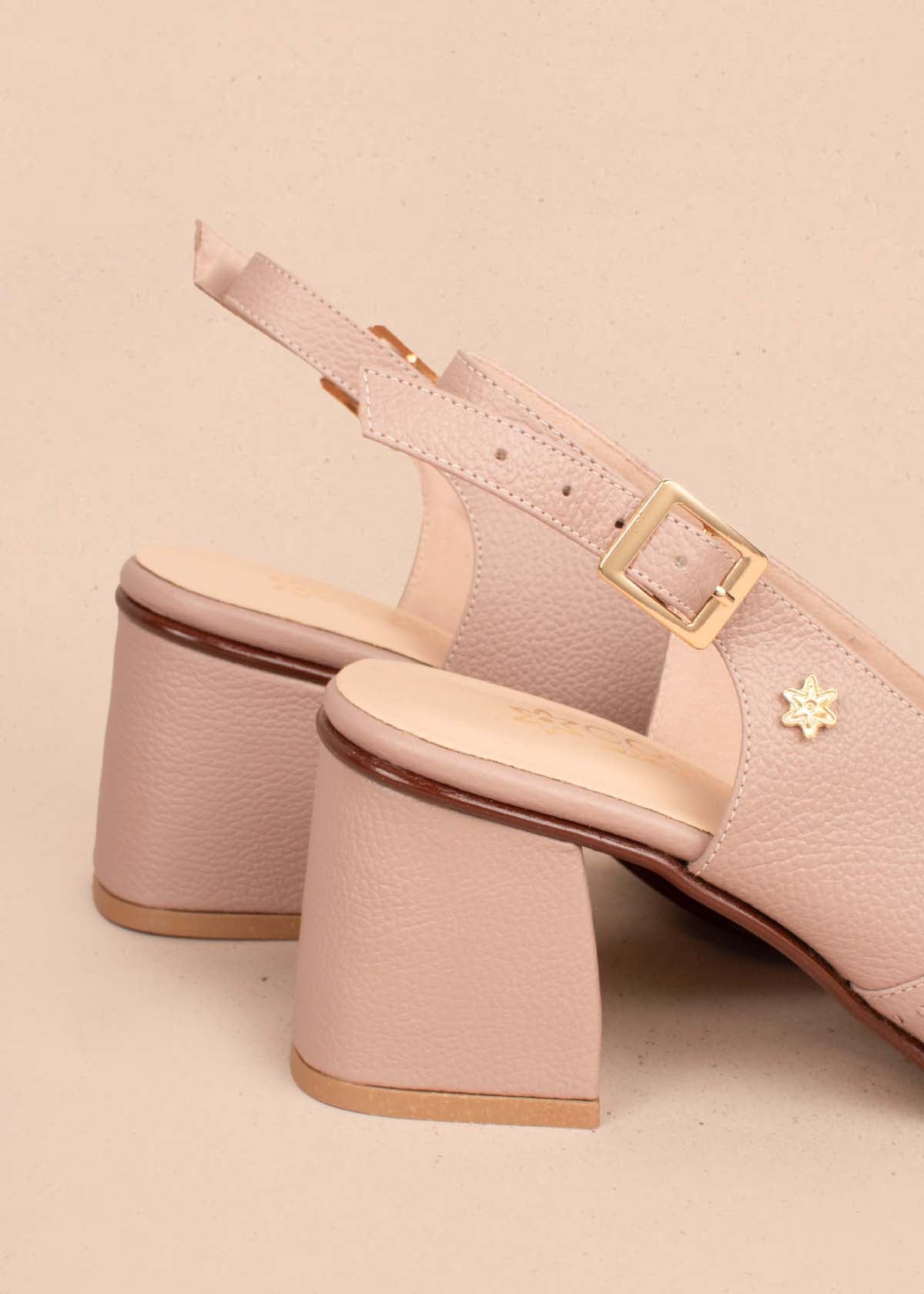 Tacones trabilla en cuero color taupe con perforaciones 104490