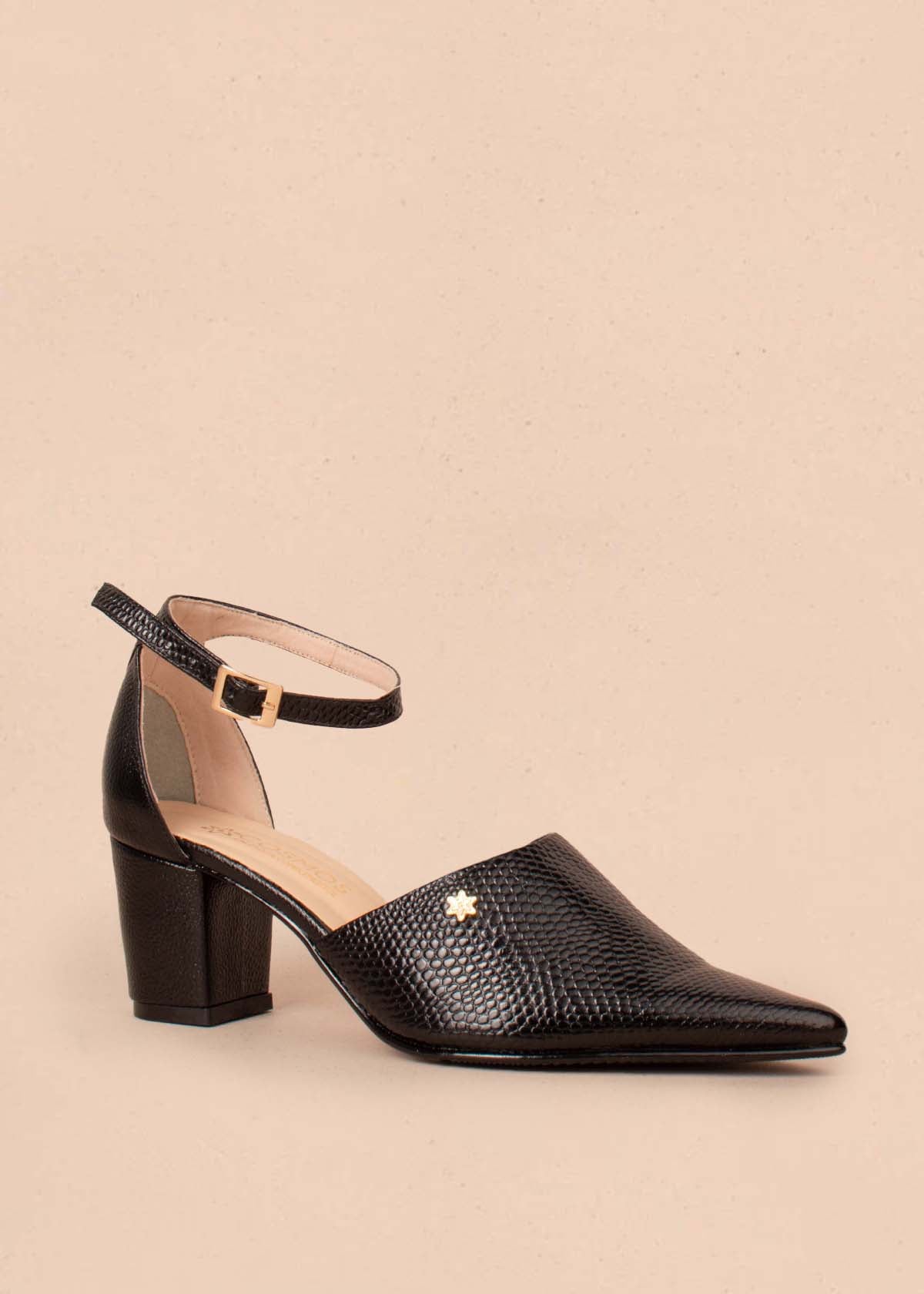 Tacones trabilla en cuero color negro con textura croco 104491