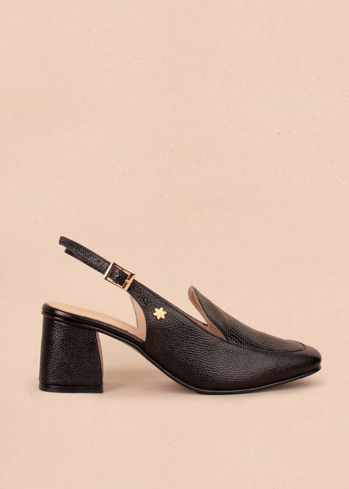 Tacones trabilla en cuero color negro con textura croco 104492