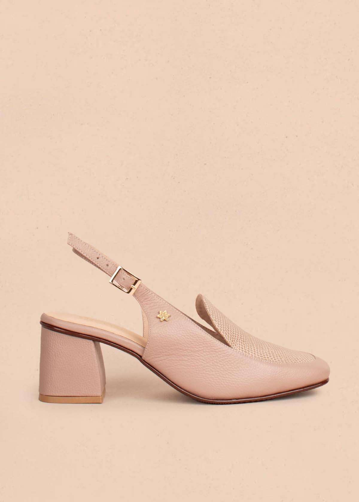 Tacones trabilla en cuero color taupe con textura croco 104492