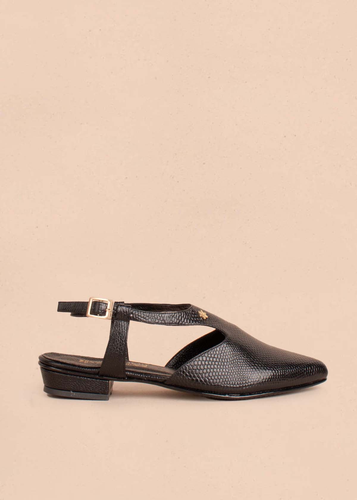 Tacones trabilla en cuero color negro con textura croco 104494