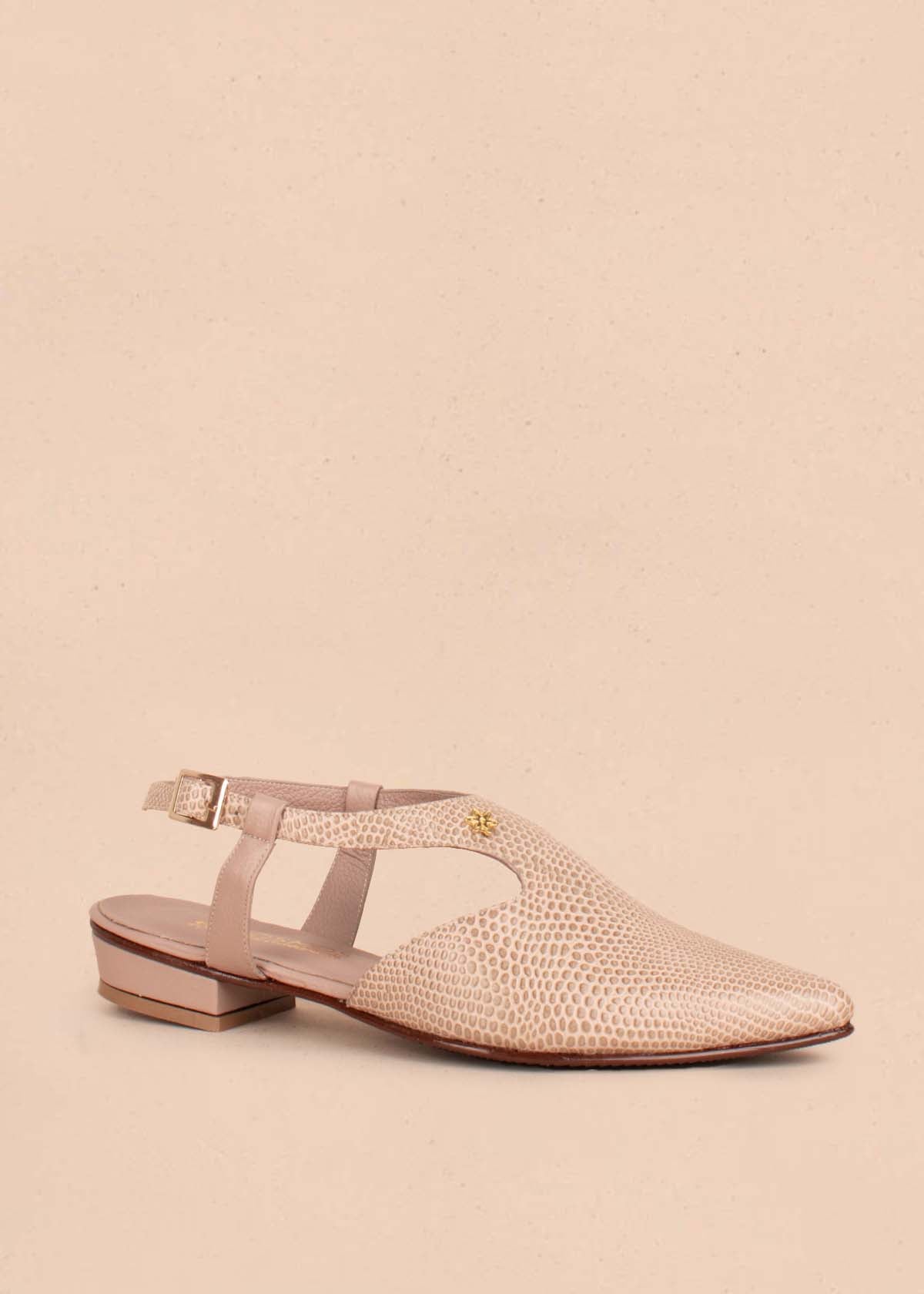 Tacones trabilla en cuero color taupe con textura croco 104494