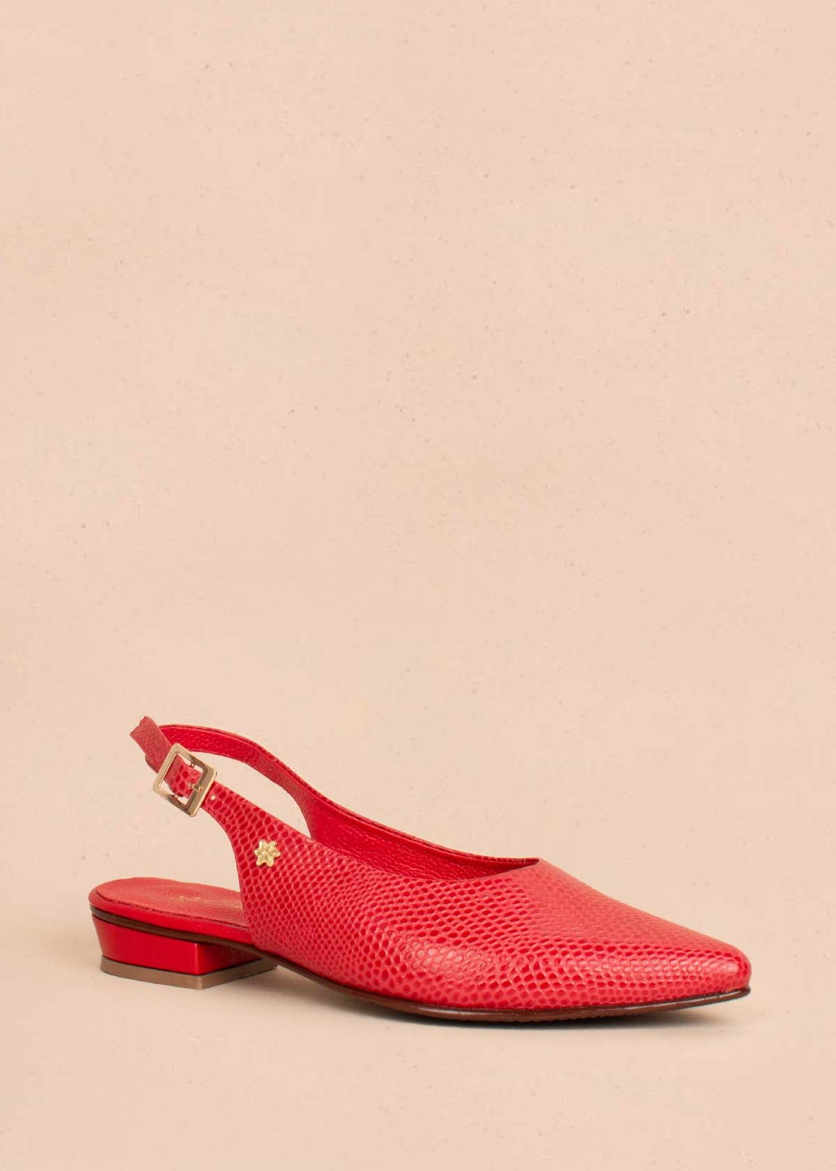 Tacones trabilla en cuero color rojo con textura tipo croco 104495