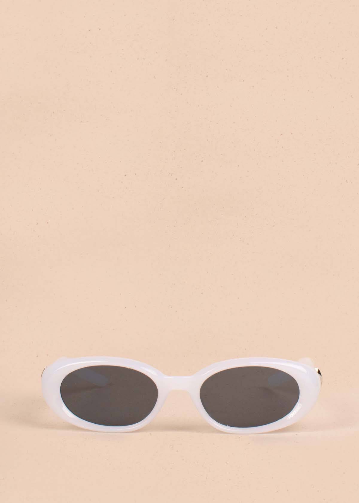 Gafas de sol color blanco con marco ovalado 104527