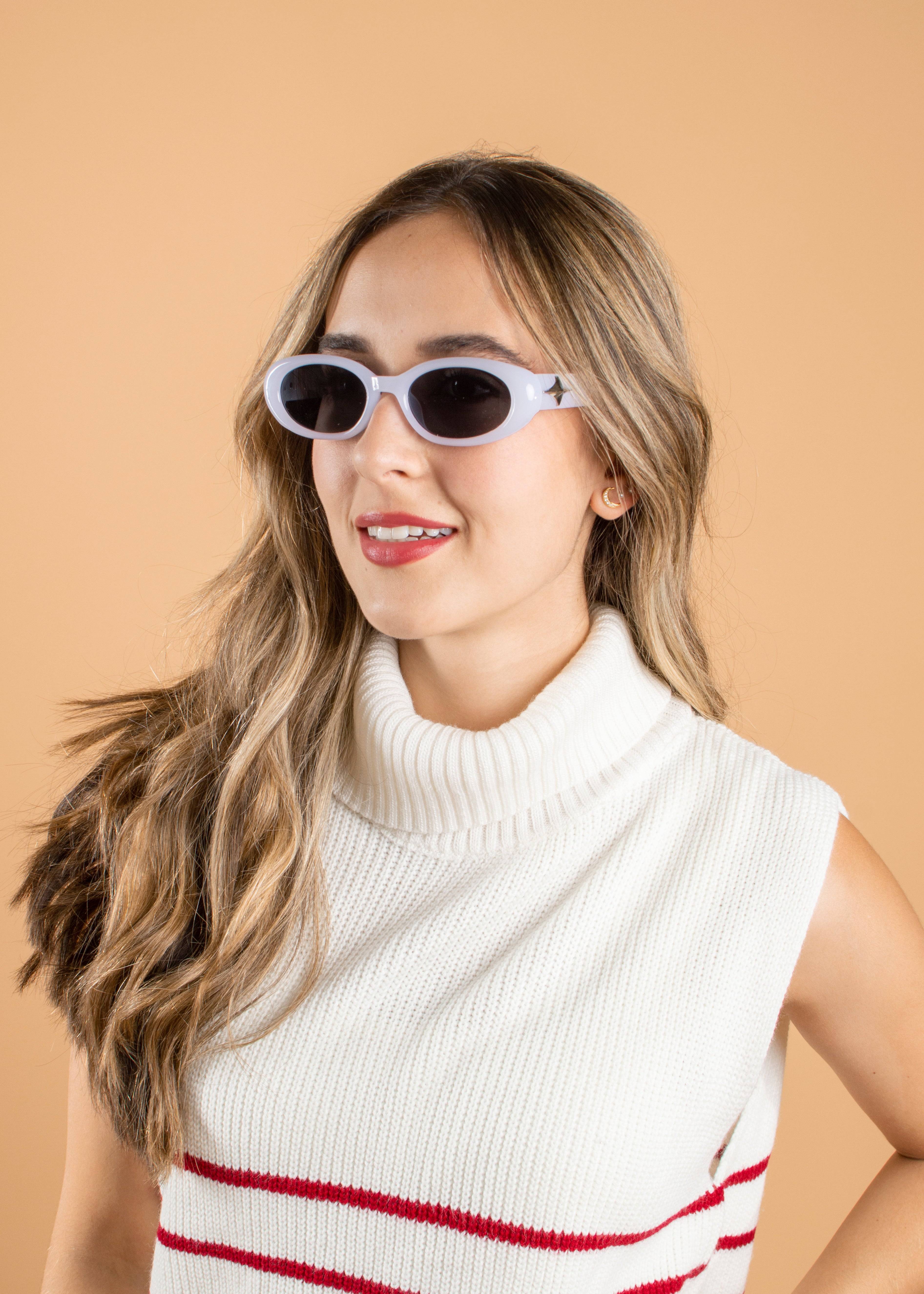 Gafas de sol color blanco con marco ovalado 104527