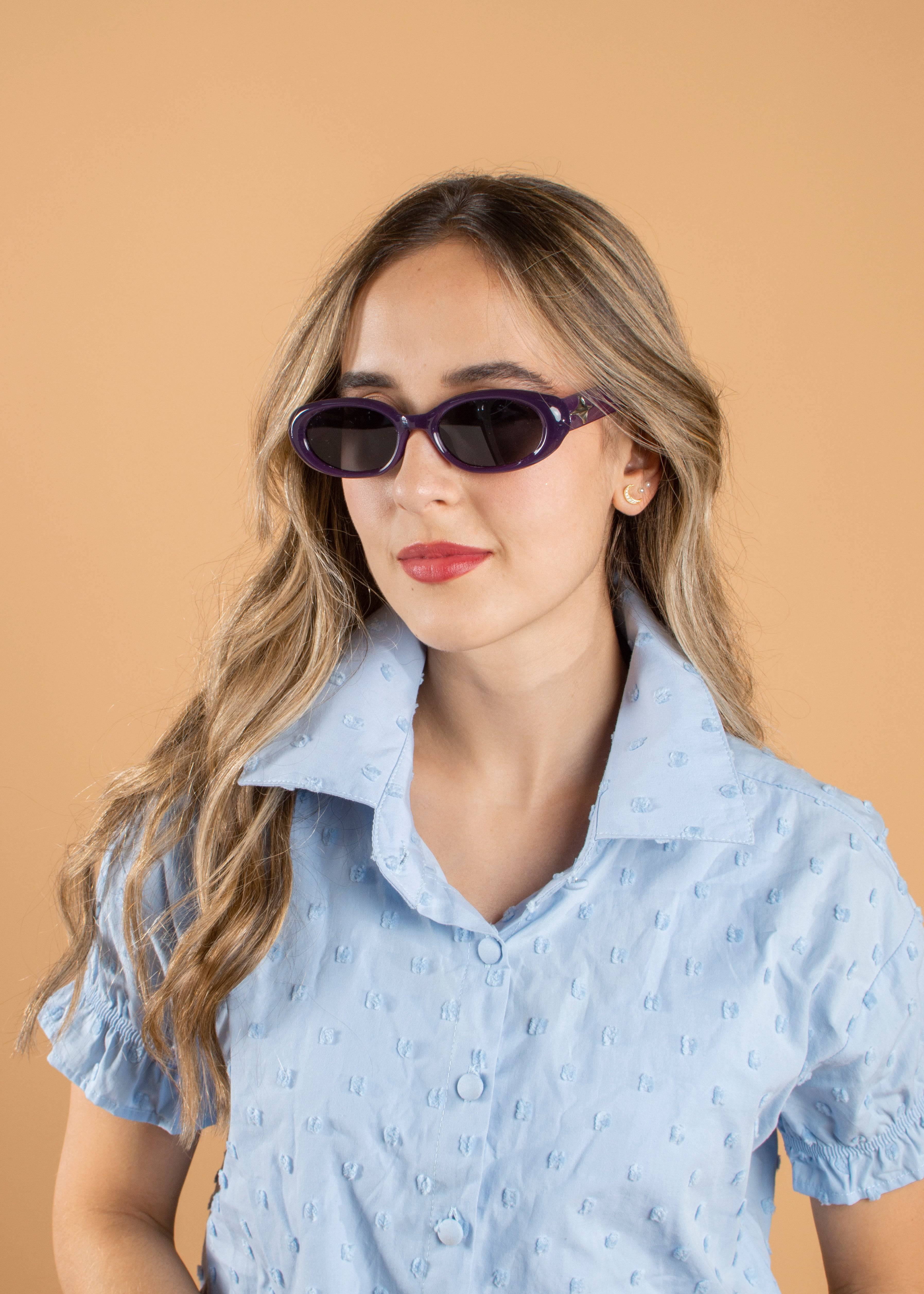 Gafas de sol color morado con marco ovalado 104527