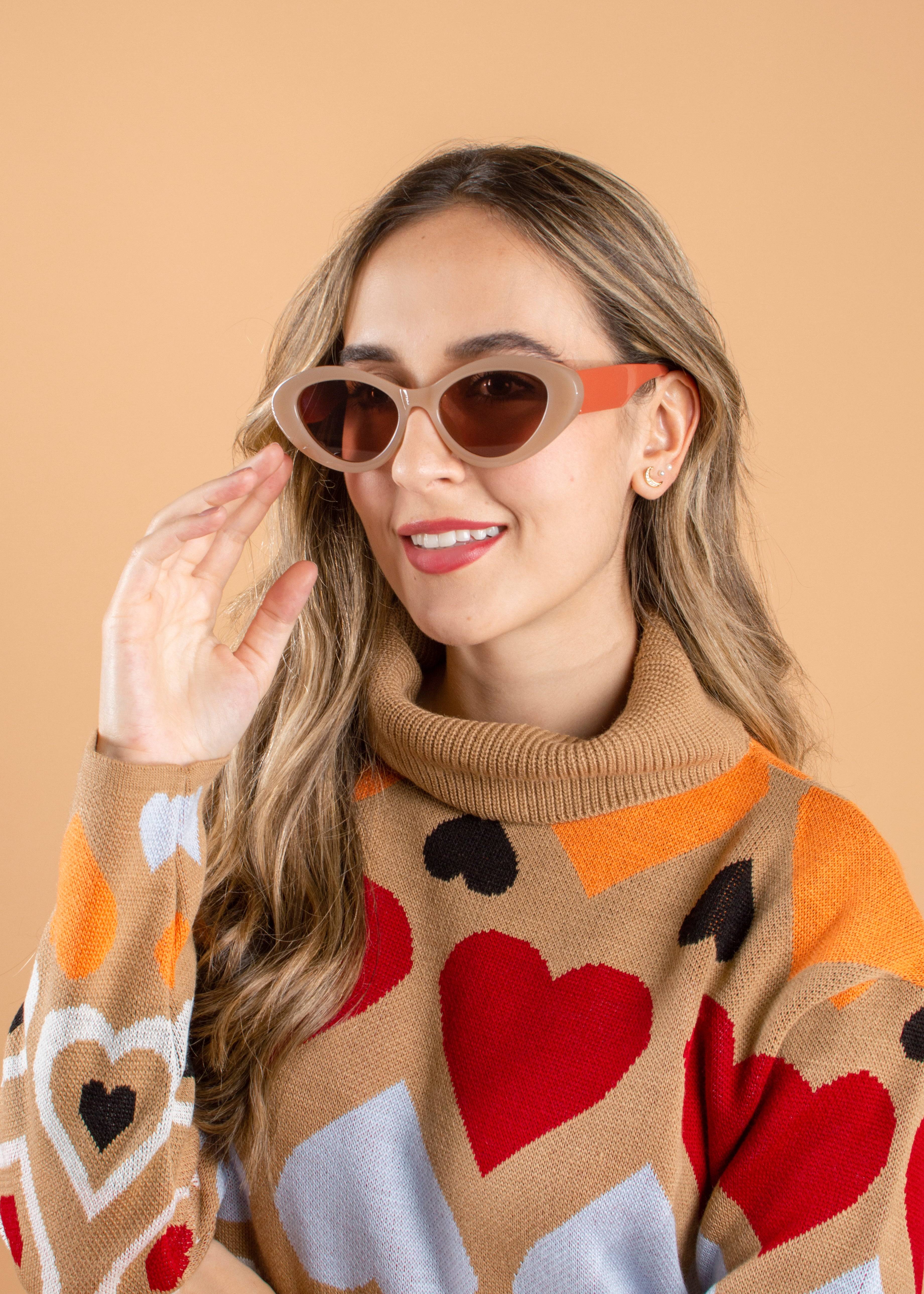 Gafas de sol color beige con marco ovalado 104528