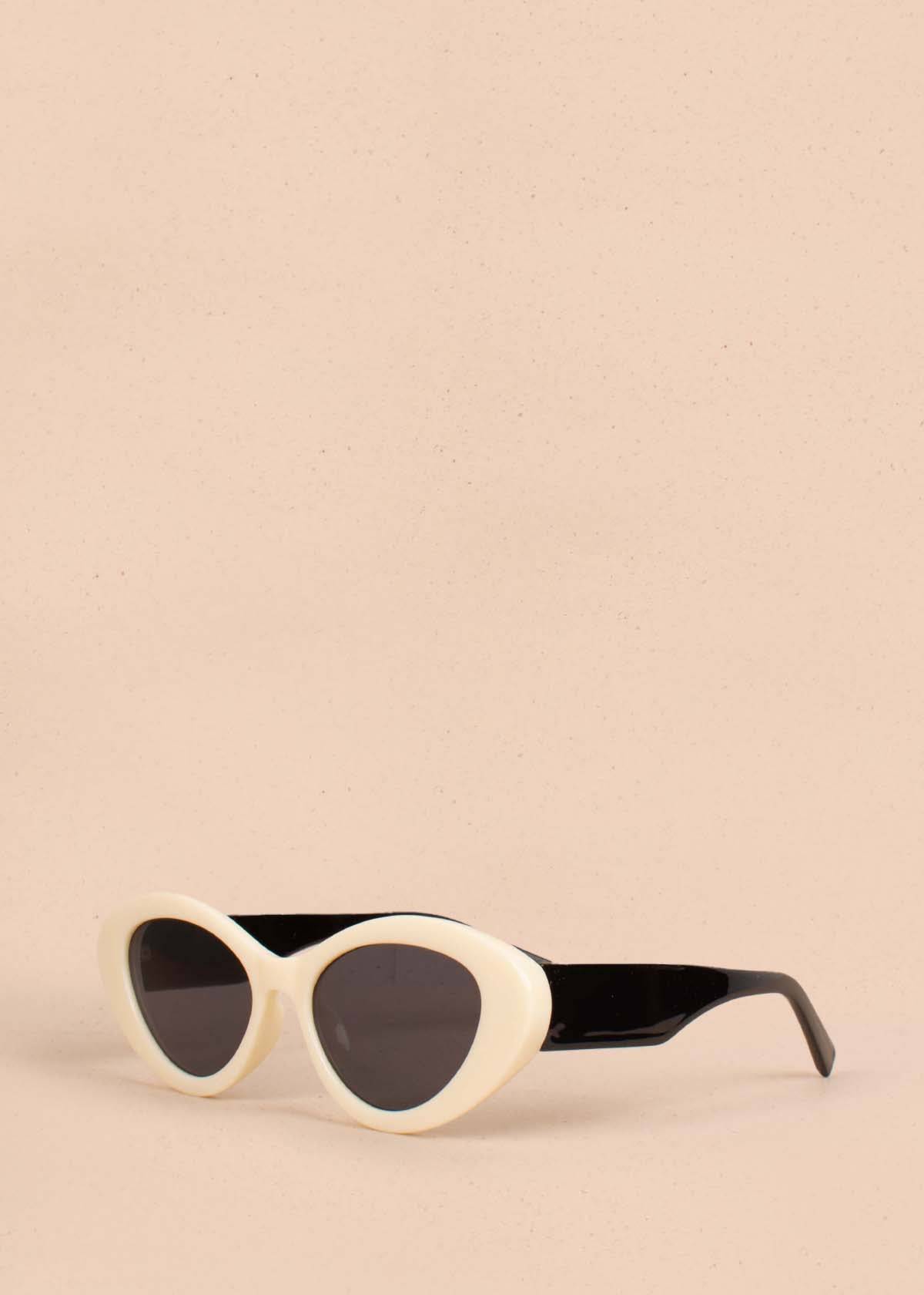 Gafas de sol color blanco con marco ovalado 104528
