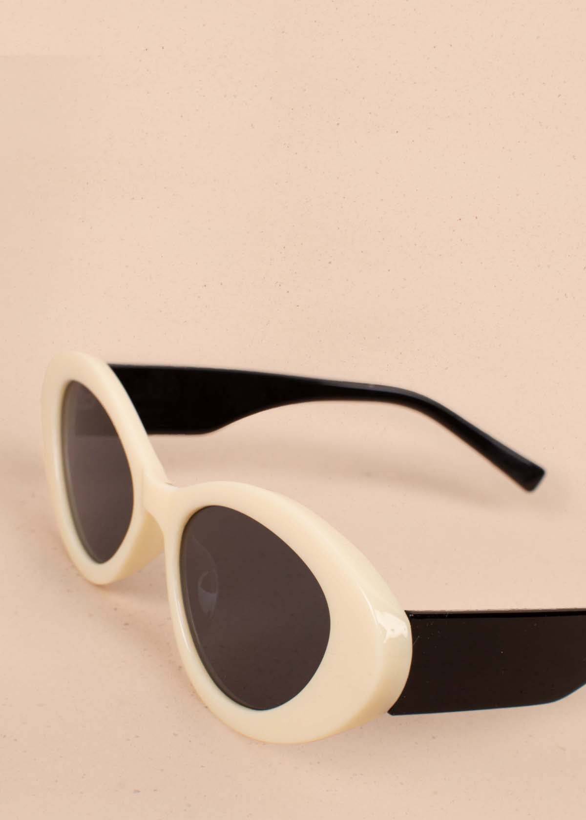 Gafas de sol color blanco con marco ovalado 104528