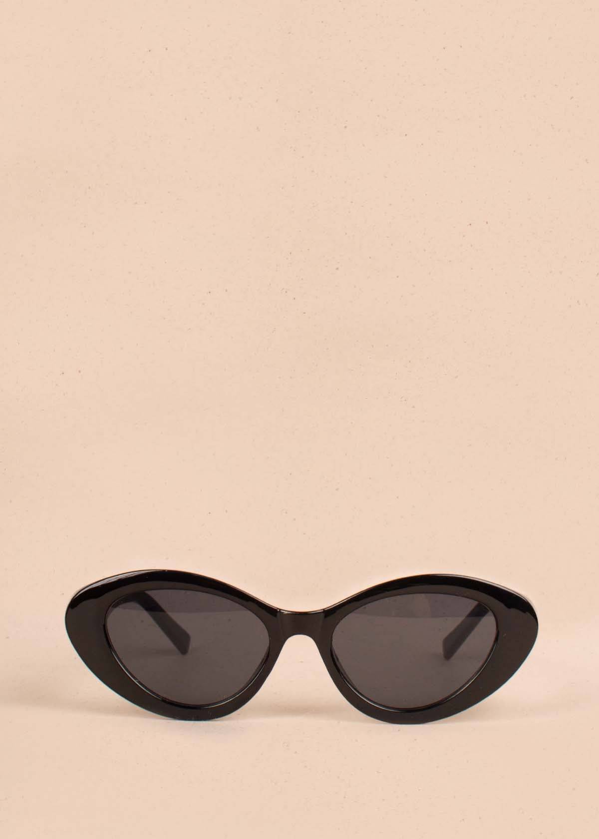 Gafas de sol color negro con marco ovalado 104528
