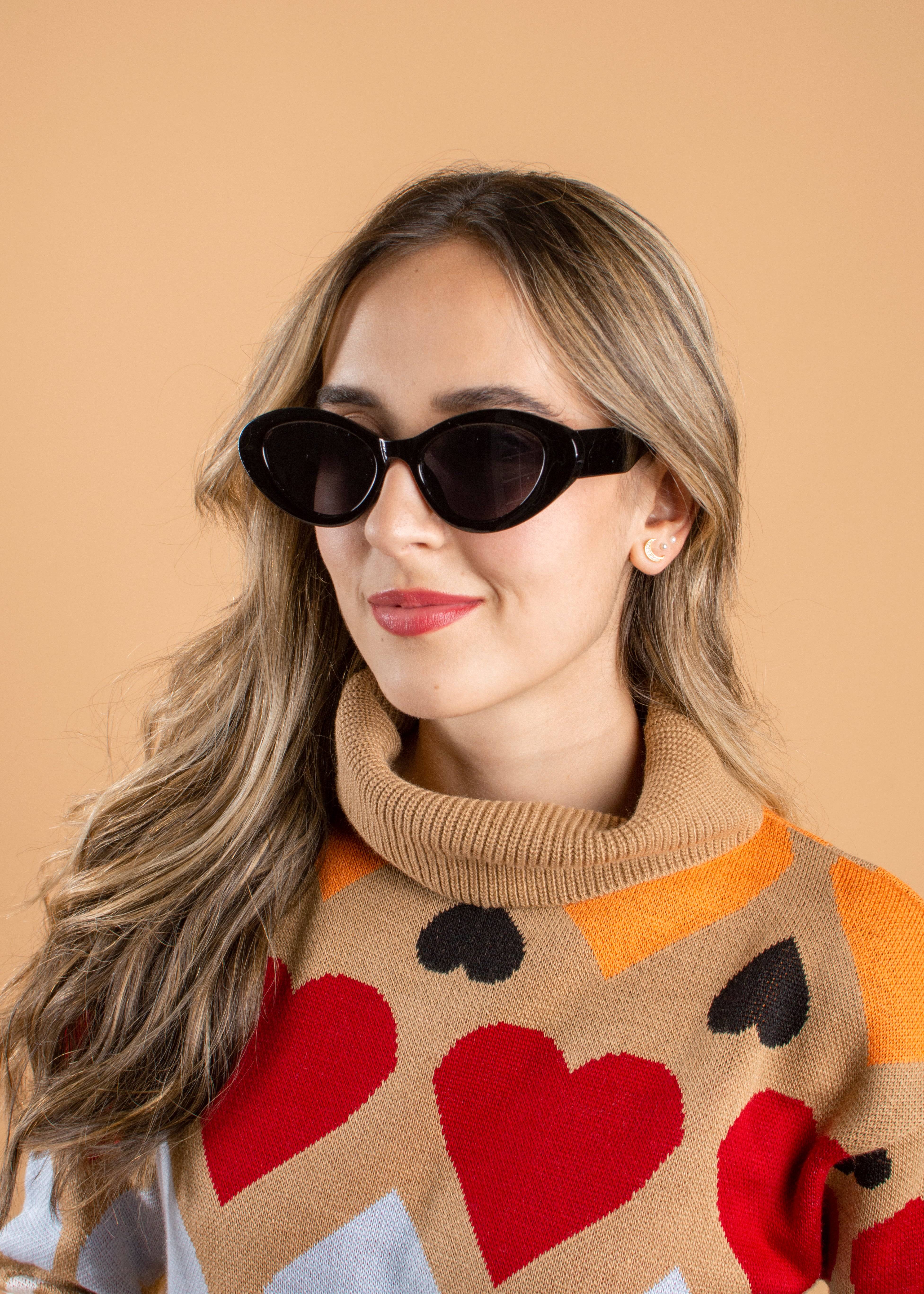 Gafas de sol color negro con marco ovalado 104528