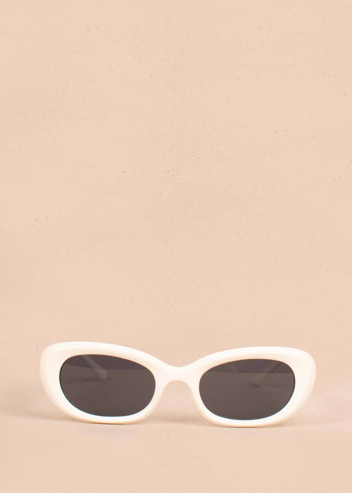 Gafas de sol color blanco con marco ovalado 104530