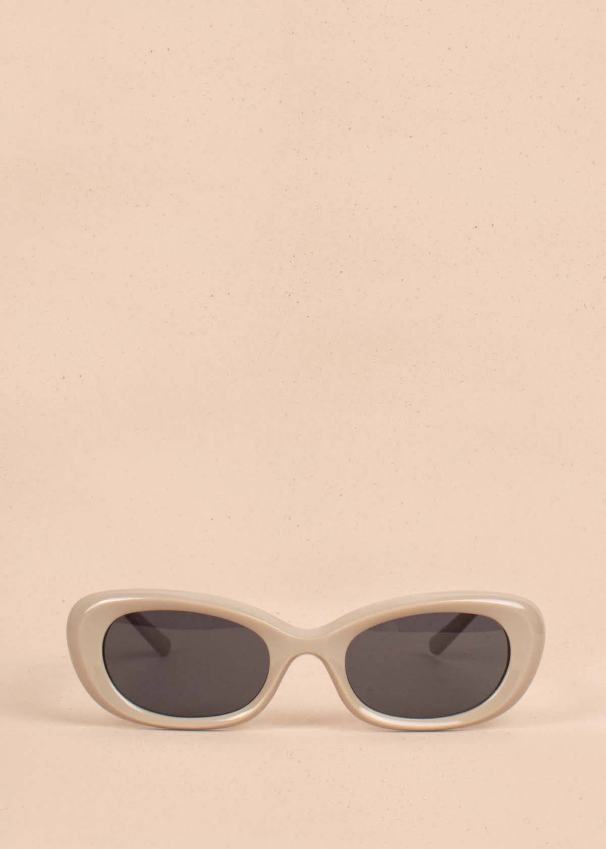 Gafas de sol color gris con marco ovalado 104530