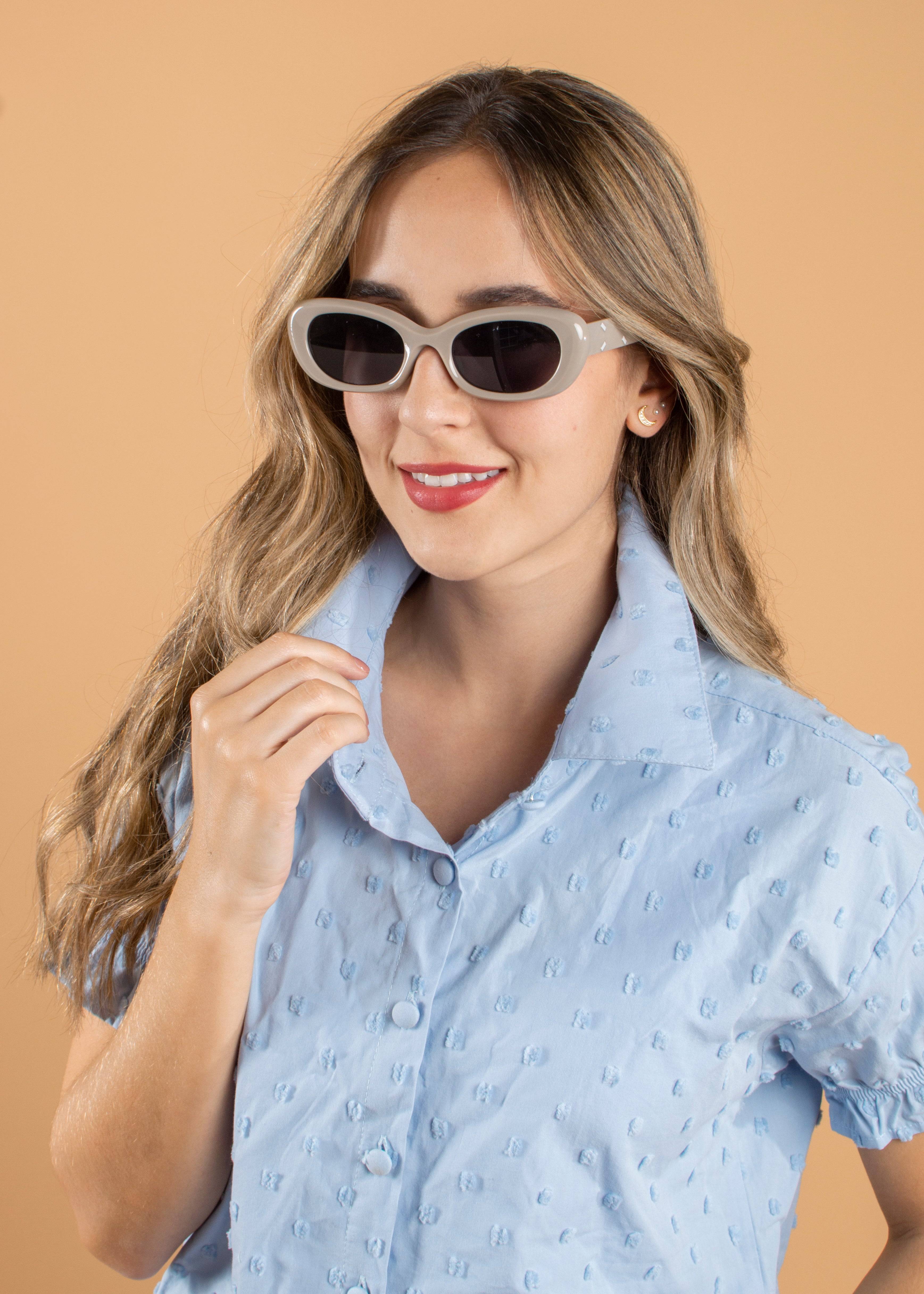 Gafas de sol color gris con marco ovalado 104530