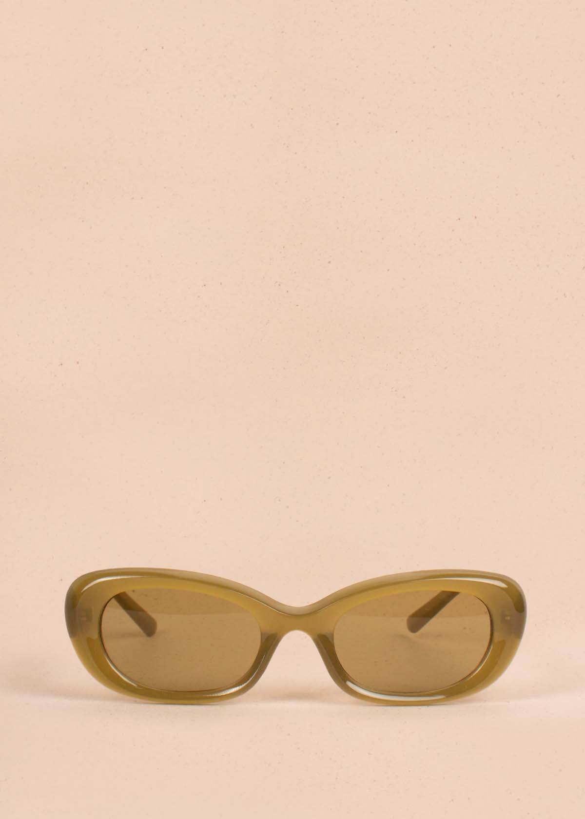 Gafas de sol color verde con marco ovalado 104530