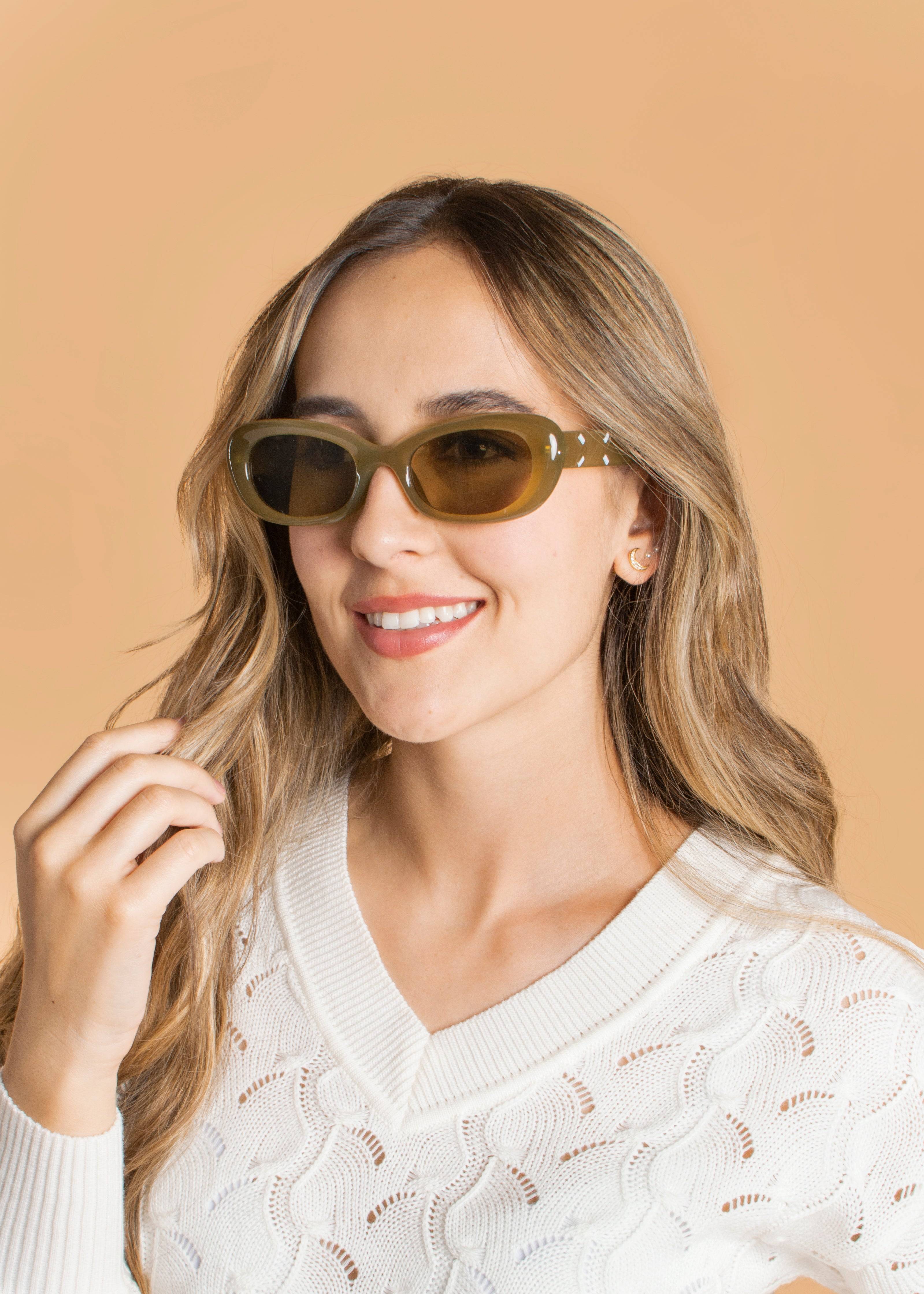 Gafas de sol color verde con marco ovalado 104530