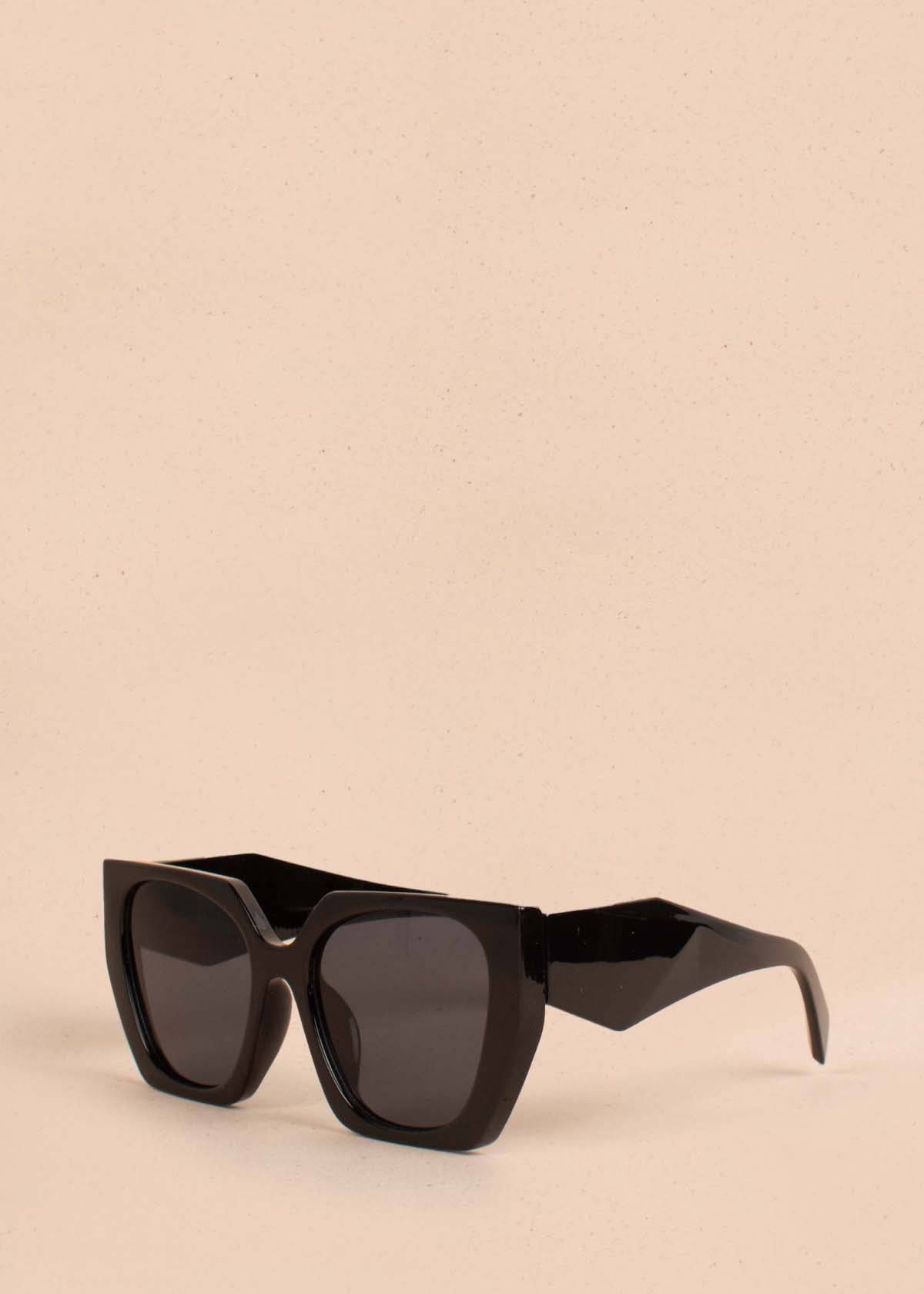Gafas de sol color negro con marco cuadrado 104531