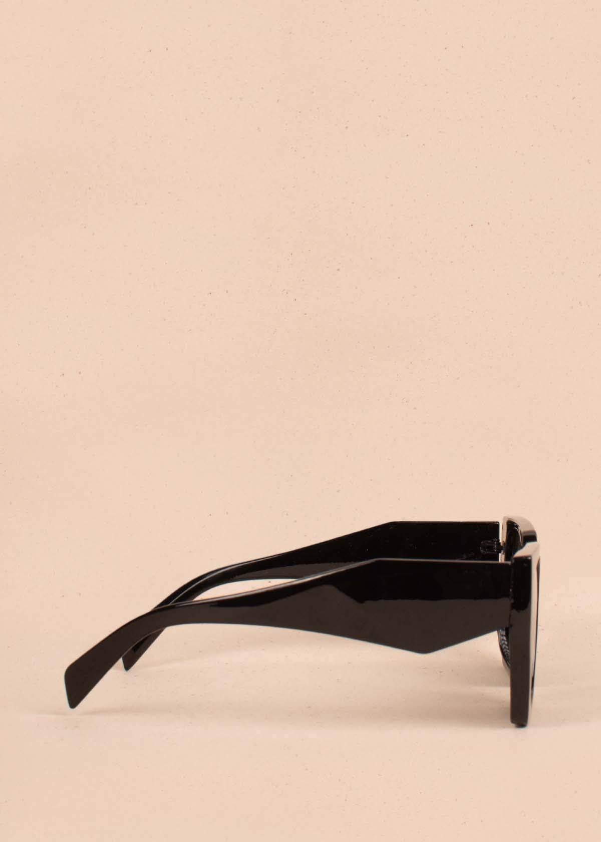 Gafas de sol color negro con marco cuadrado 104531