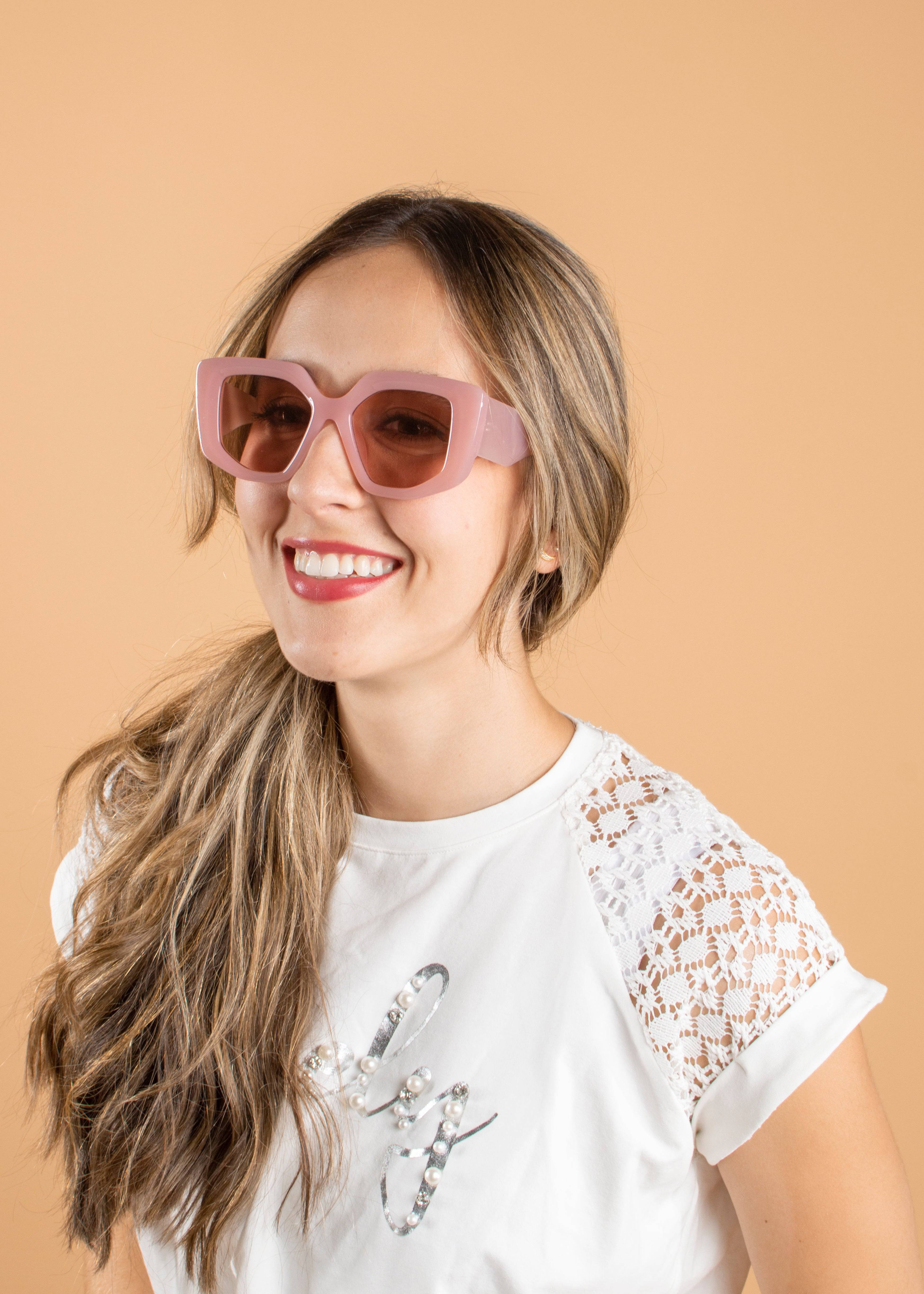 Gafas de sol color rosado con marco cuadrado 104531