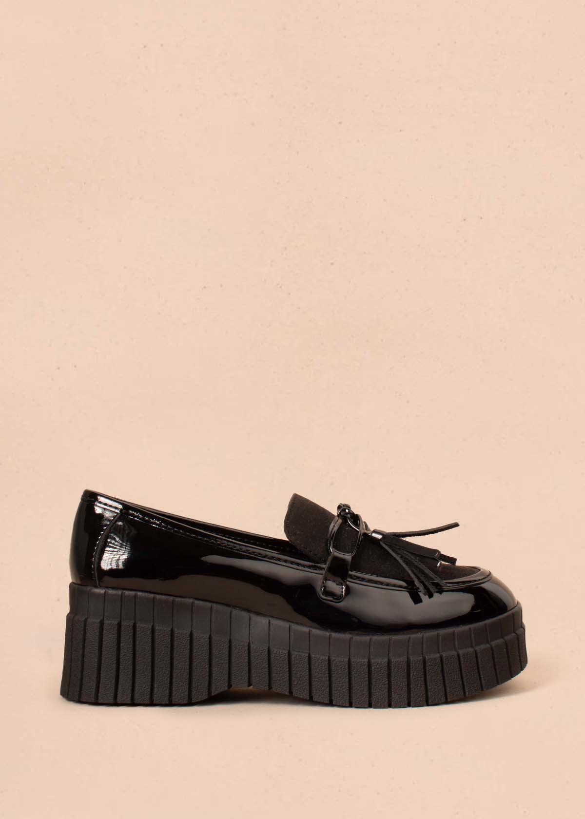Mocasines color negro con penacho 104557